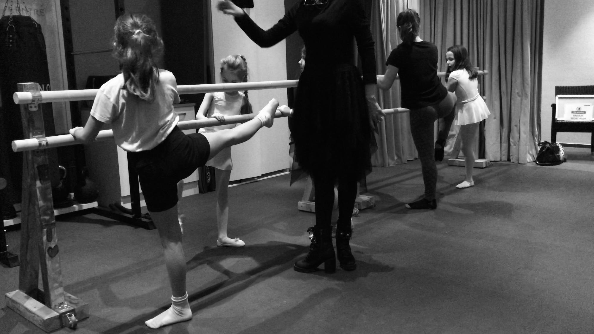 Professeur de danse. Mannequins, design, decoration, handmade, photographe…