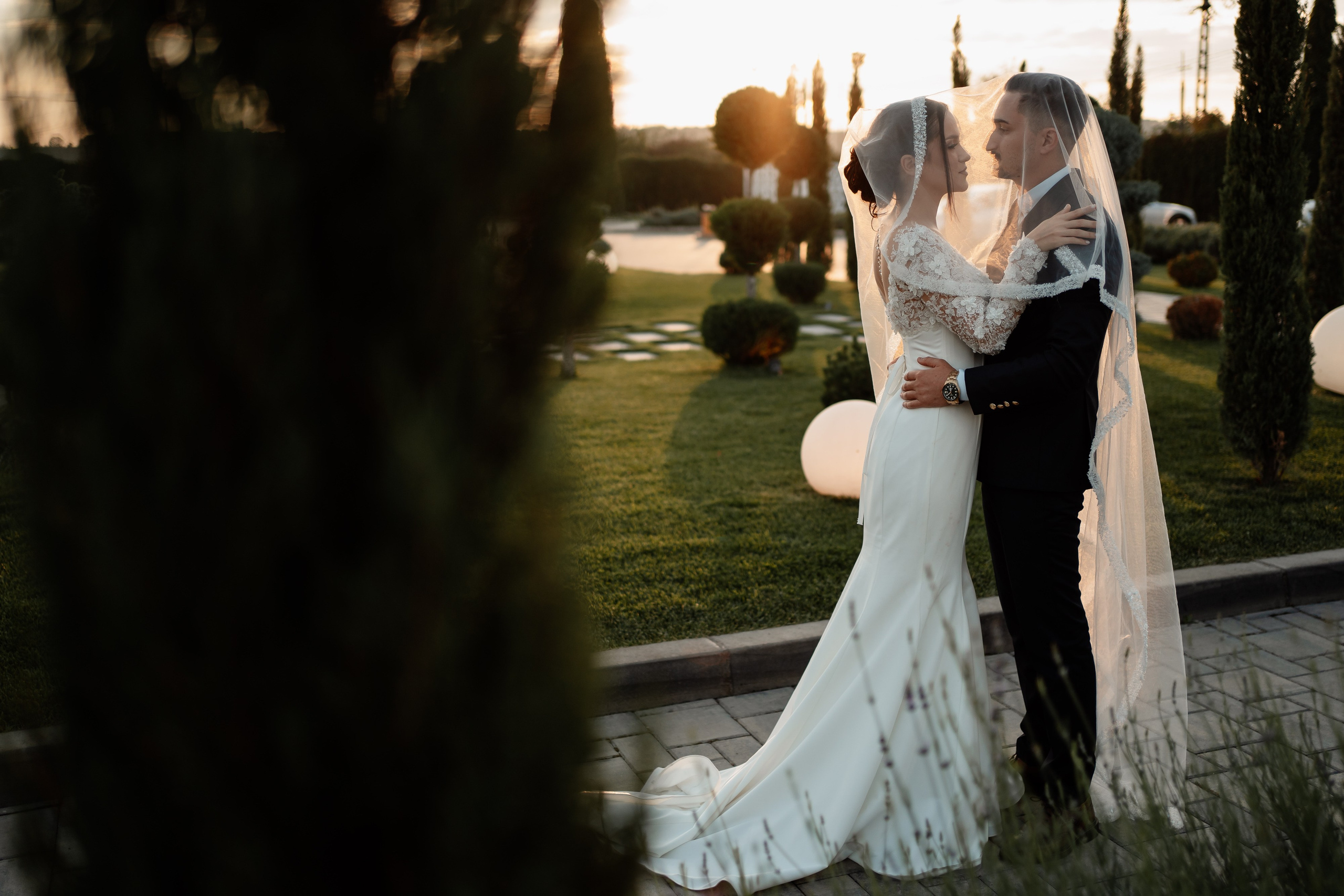 Moment emoționant între miri în ziua nunții, surprins într-un cadru natural și romantic, la Reina Events. Fotografie de nuntă profesională, editată artistic pentru a evidenția emoția și eleganța evenimentului.