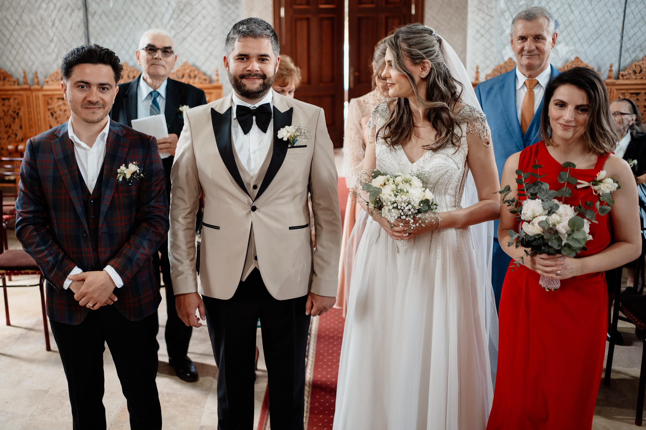 Moment emoționant între miri în ziua nunții, surprins într-un cadru natural și romantic, la Grădina Lahovari. Fotografie de nuntă profesională, editată artistic pentru a evidenția emoția și eleganța evenimentului.