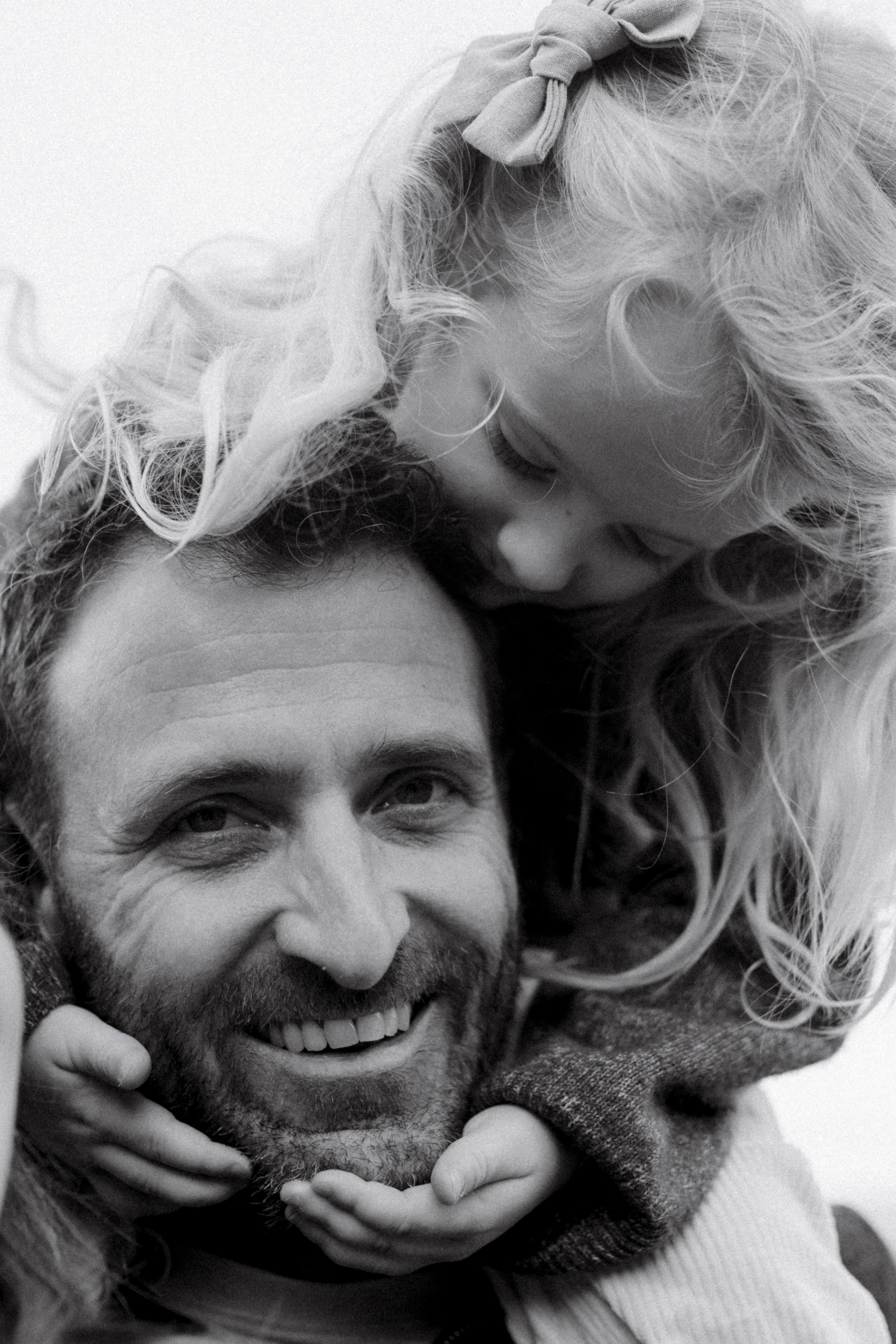 Polina Sobol — family & documentary photographer in Bern. Outdoor & urban photo sessions for families, kids and couples