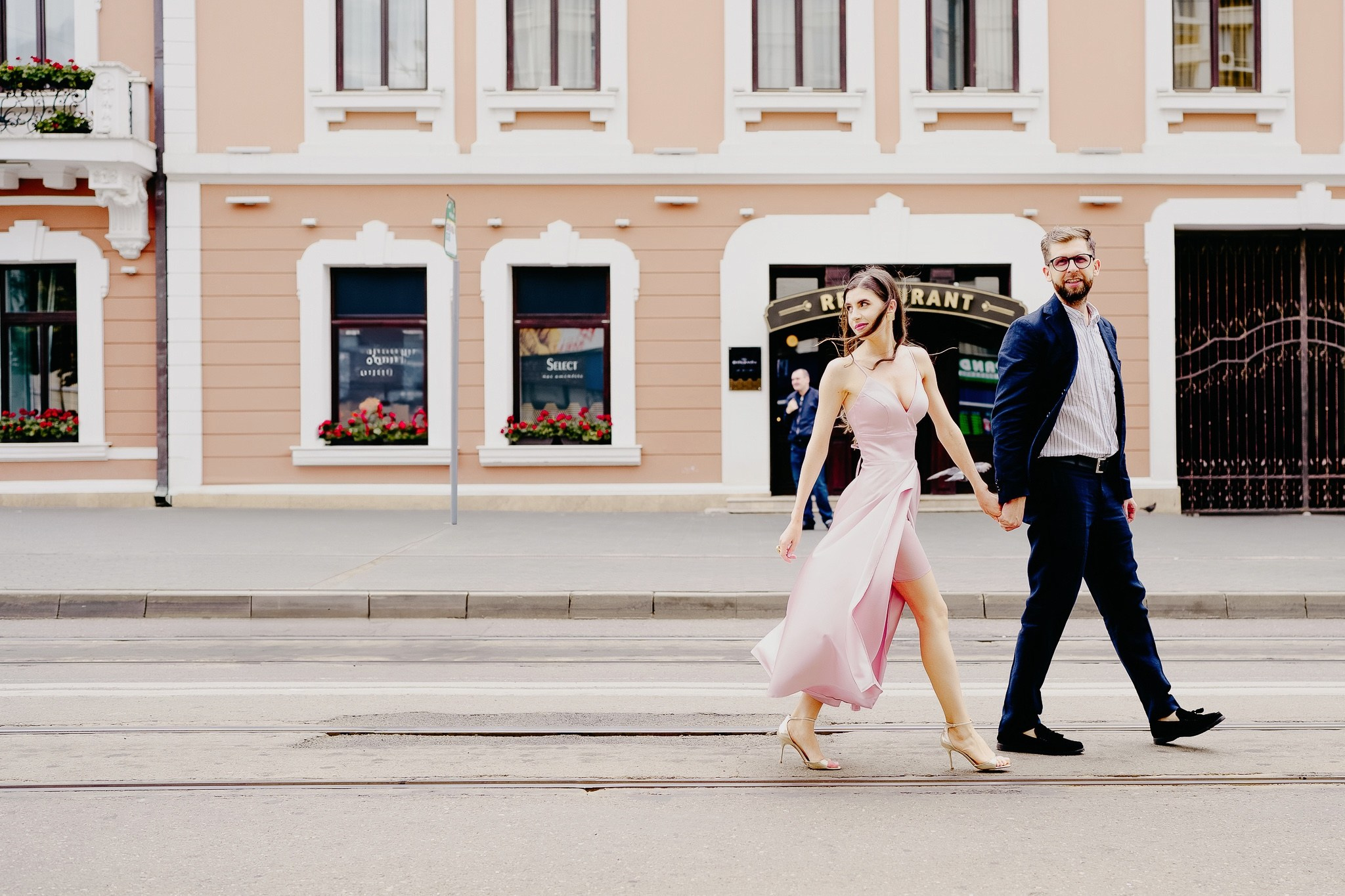 fotografie cu miri mergand in oras