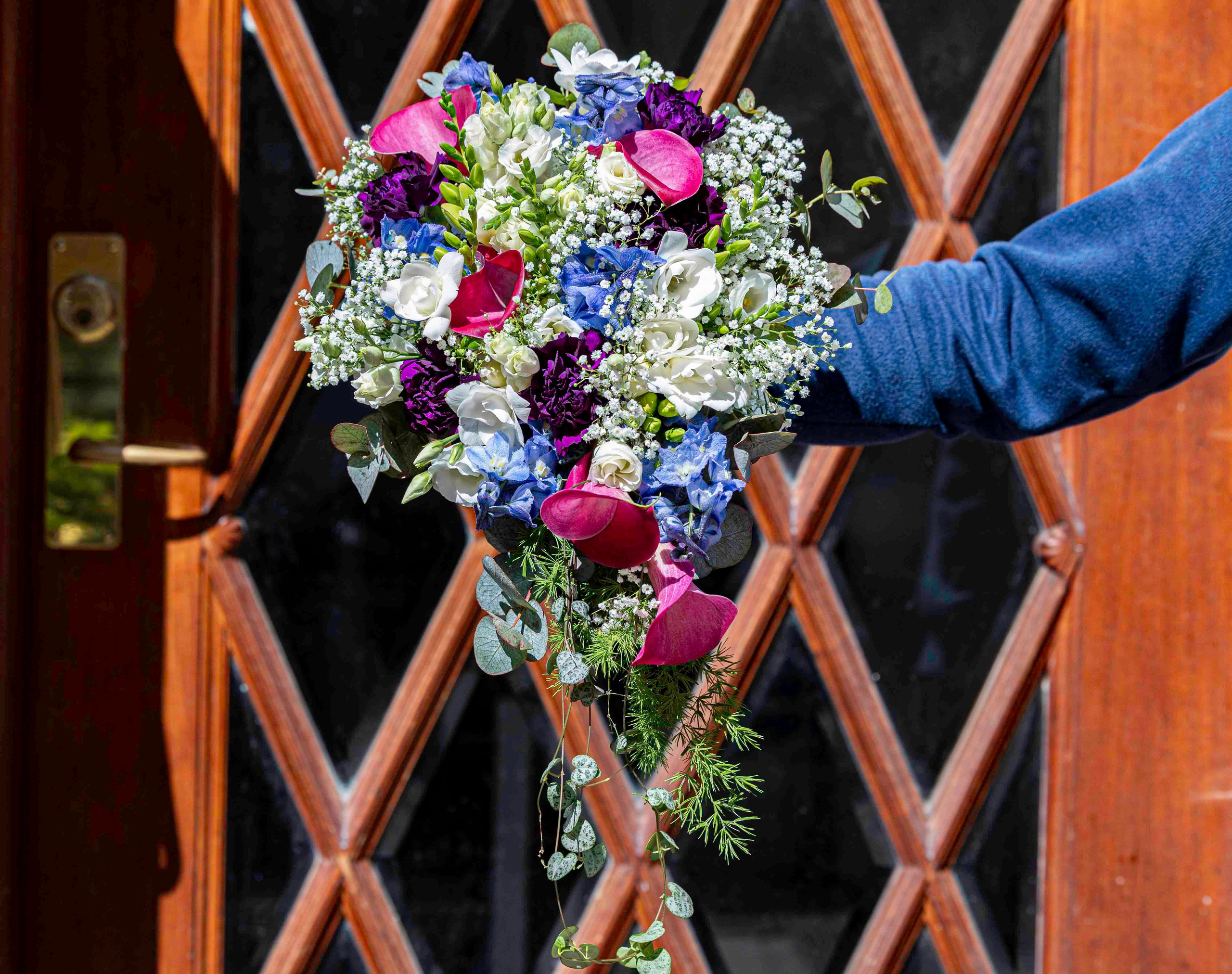 En brudebuket i dråbeform er et elegant og klassisk valg, hvor blomsterne smukt falder i en blød, dråbeformet silhuet. Hos Akropolis Blomster skaber vi personlige dråbebuketter, der passer til både brudens stil og kjolens snit. Vi bruger sæsonens smukkeste blomster og binder med kærlighed og erfaring.