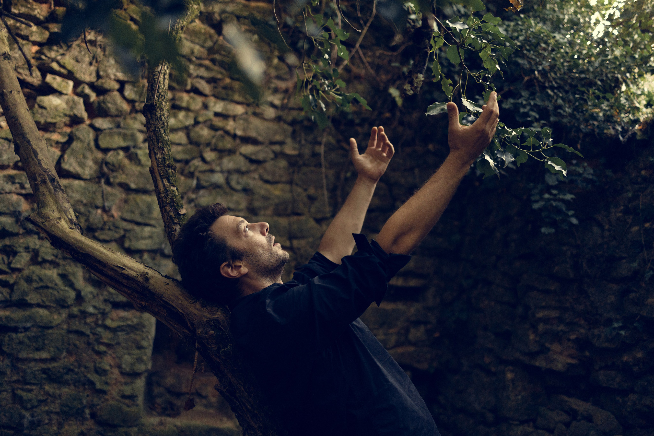 Portrait du portfolio d’un acteur Avignon Provence France. Histoires d’amour, séances photos de famille et de mariage en France