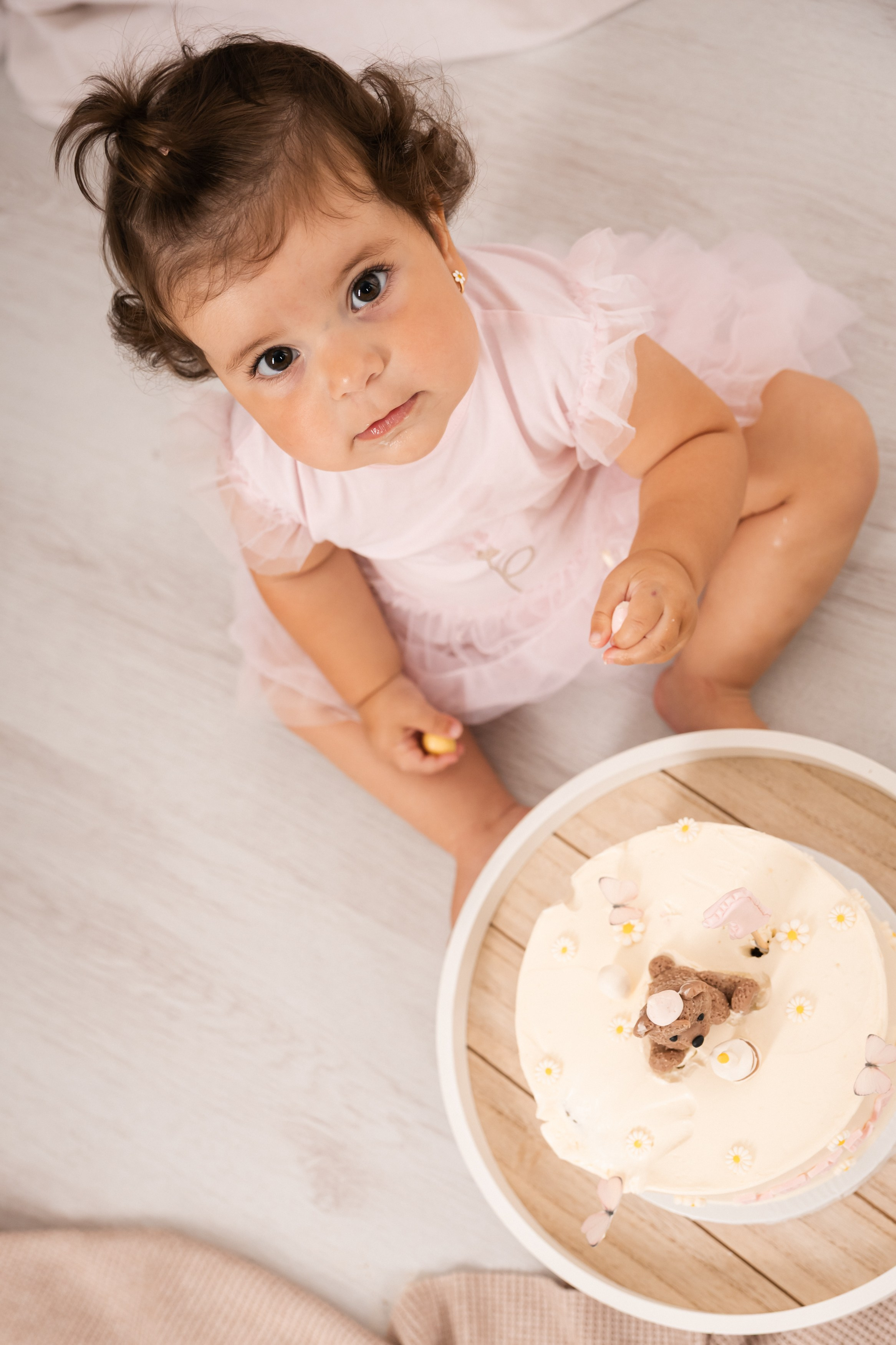Smash cake focení — první narozeniny plné radosti. Lifestyle a rodinná fotografka v Pisku Oxana Telupilova