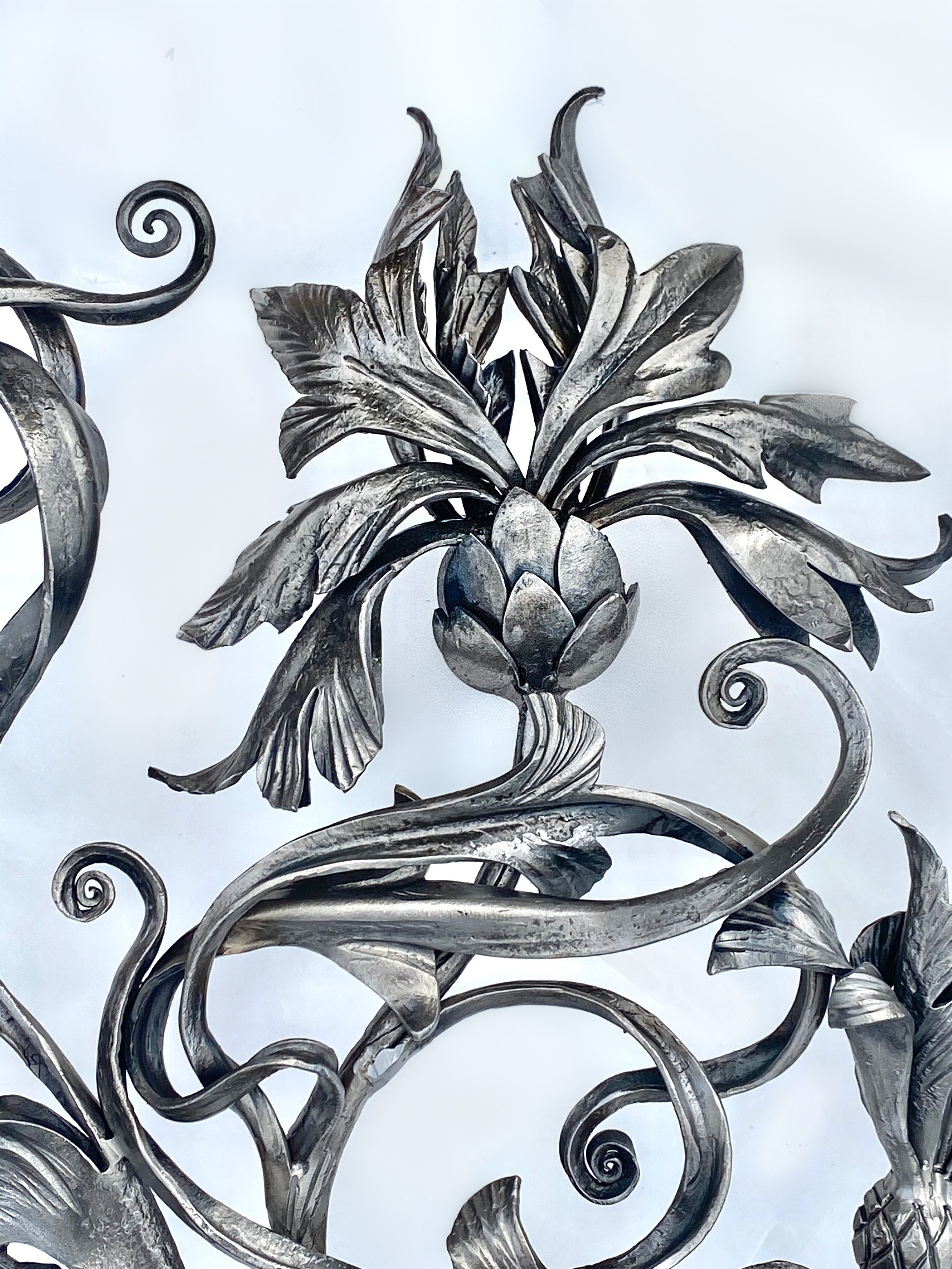 Минское Метро. Букет. Станция «Ковальская слобода». 2019-2020 Сталь, художественная ковка, лазерная резка, сварка. Художники Мария Тарлецкая, Павел Войницкий, Архитекторы Владимир Телепнёв, Ольга Телепнёва, Анна Кузмич. По мотивам произведений Елизаветы Червонцевой и Молодечненской школы вытинанки. Перонн. Перонный зал.