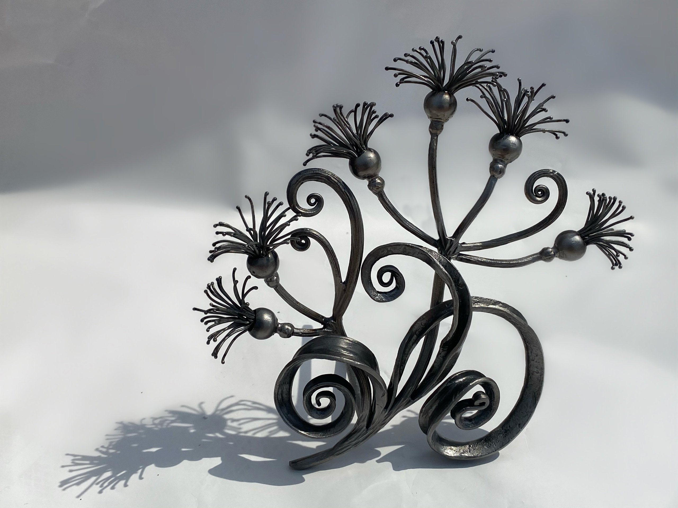 Минское Метро. Букет. Станция «Ковальская слобода». 2019-2020 Сталь, художественная ковка, лазерная резка, сварка. Художники Мария Тарлецкая, Павел Войницкий, Архитекторы Владимир Телепнёв, Ольга Телепнёва, Анна Кузмич. По мотивам произведений Елизаветы Червонцевой и Молодечненской школы вытинанки. Перонн. Перонный зал.