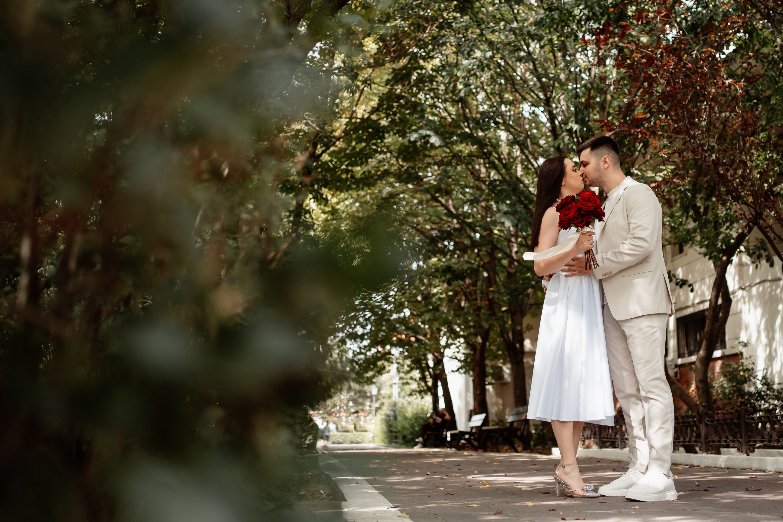 Miri fericiți în fața oficiului stării civile din Ilfov, celebrând începutul unei noi vieți împreună. Fotografie de cununie civilă, capturând naturalețea și bucuria momentului special.