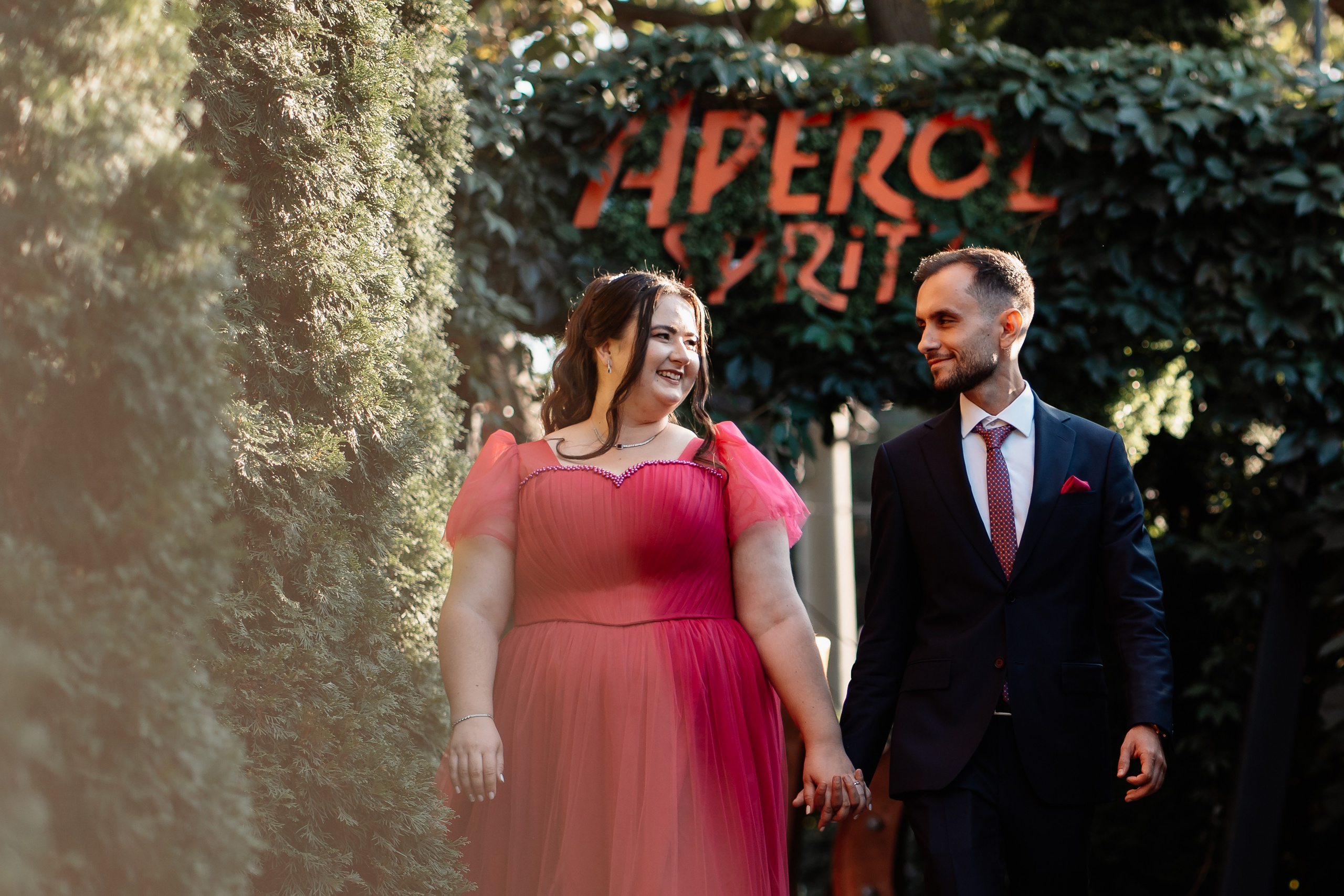 Miri fericiți în fața oficiului stării civile din Ploiesti, celebrând începutul unei noi vieți împreună. Fotografie de cununie civilă, capturând naturalețea și bucuria momentului special.