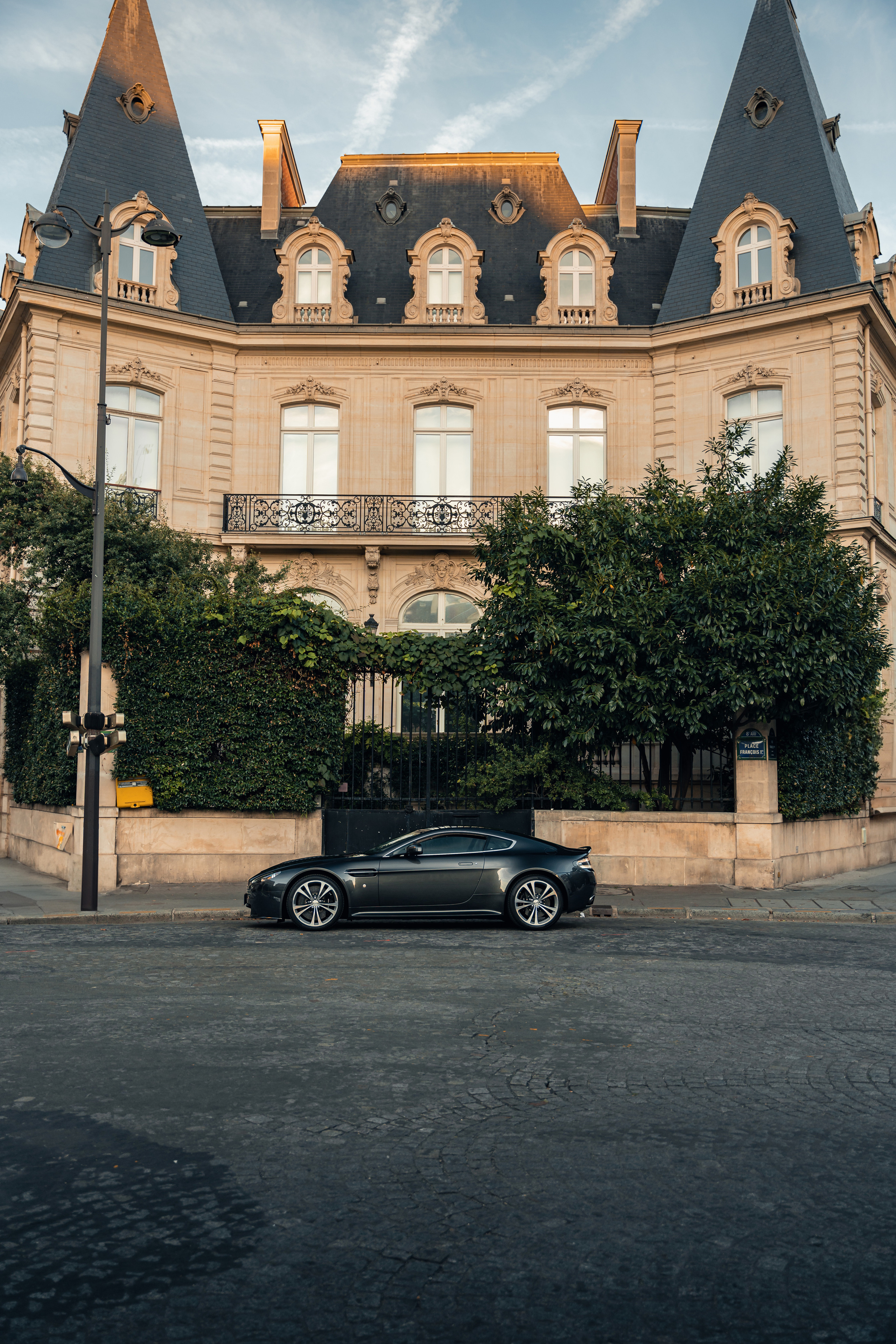 Aston Martin Vantage. Photographe de voitures à Paris — Vitalii Motruk