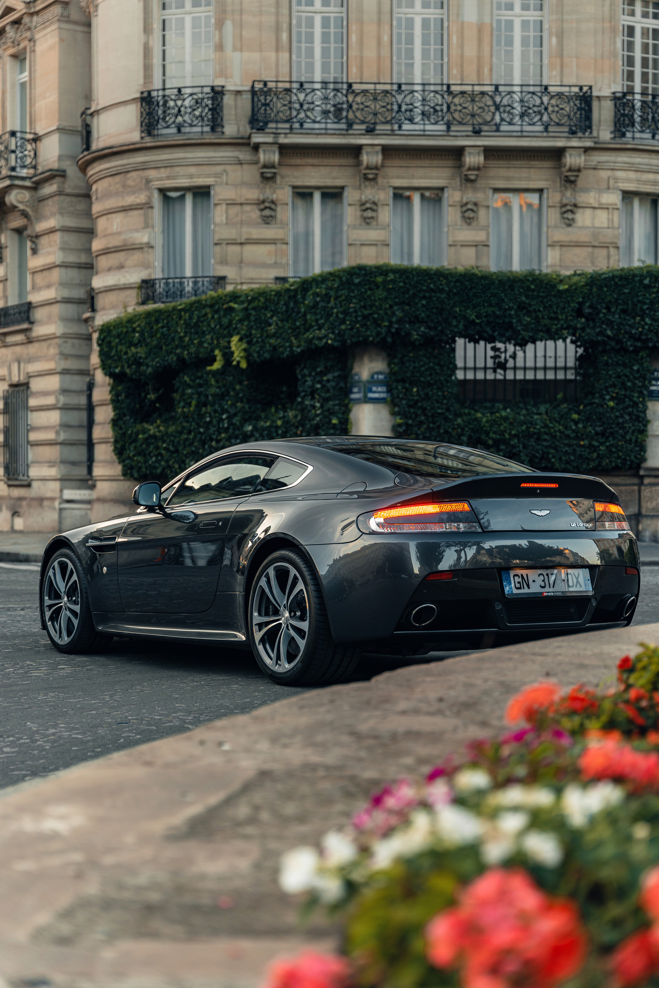 Aston Martin Vantage. Photographe de voitures à Paris — Vitalii Motruk