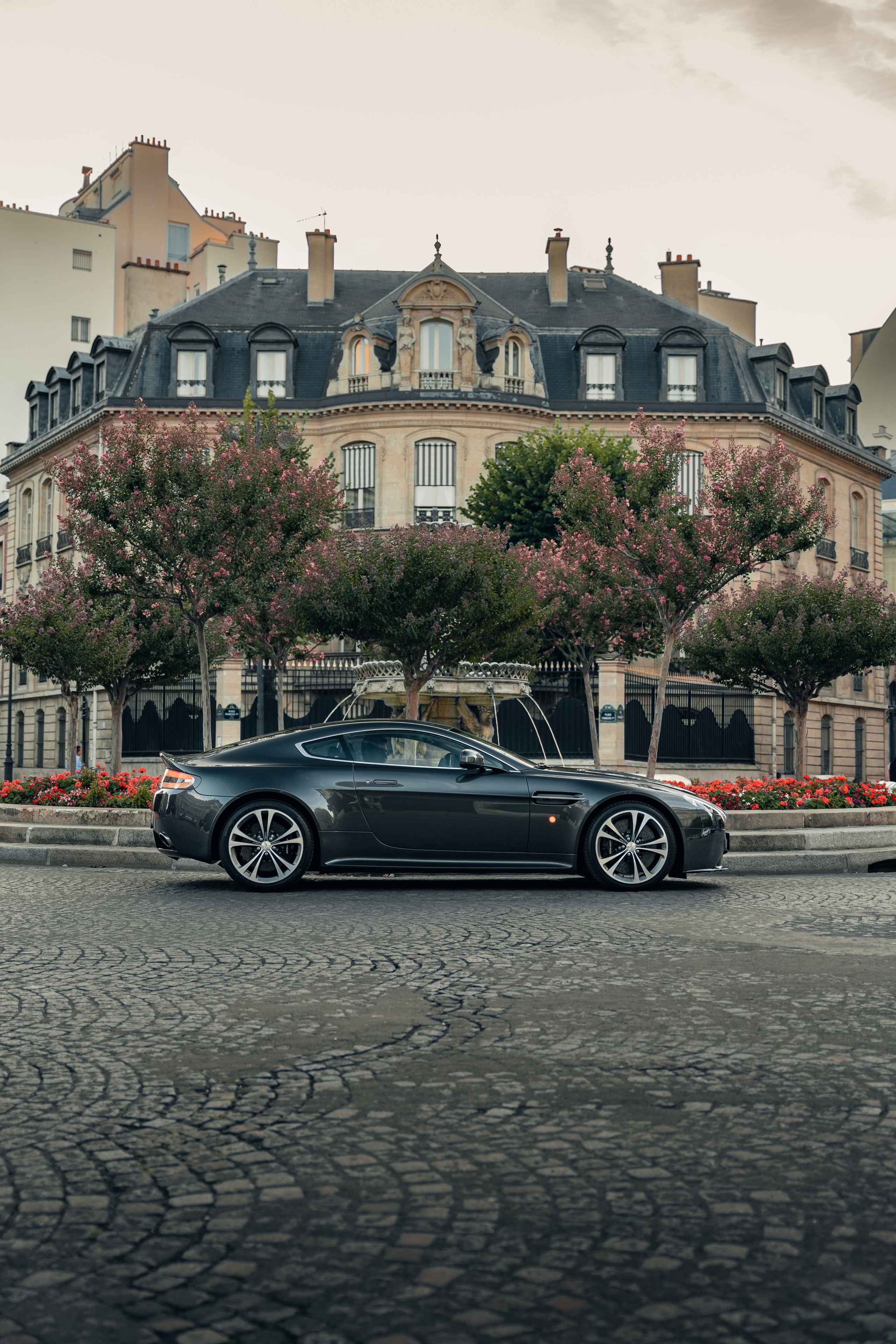 Aston Martin Vantage. Photographe de voitures à Paris — Vitalii Motruk
