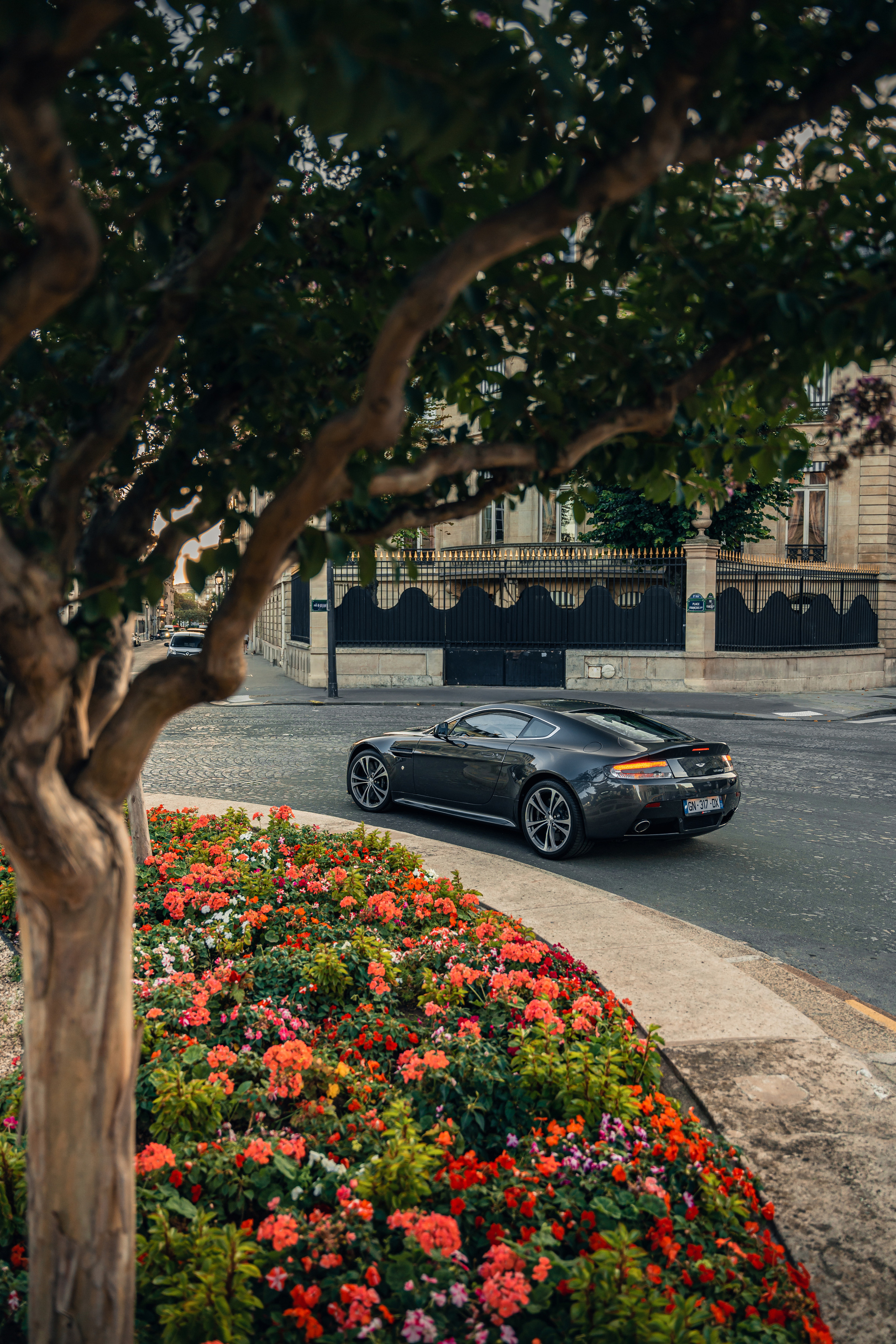 Aston Martin Vantage. Photographe de voitures à Paris — Vitalii Motruk