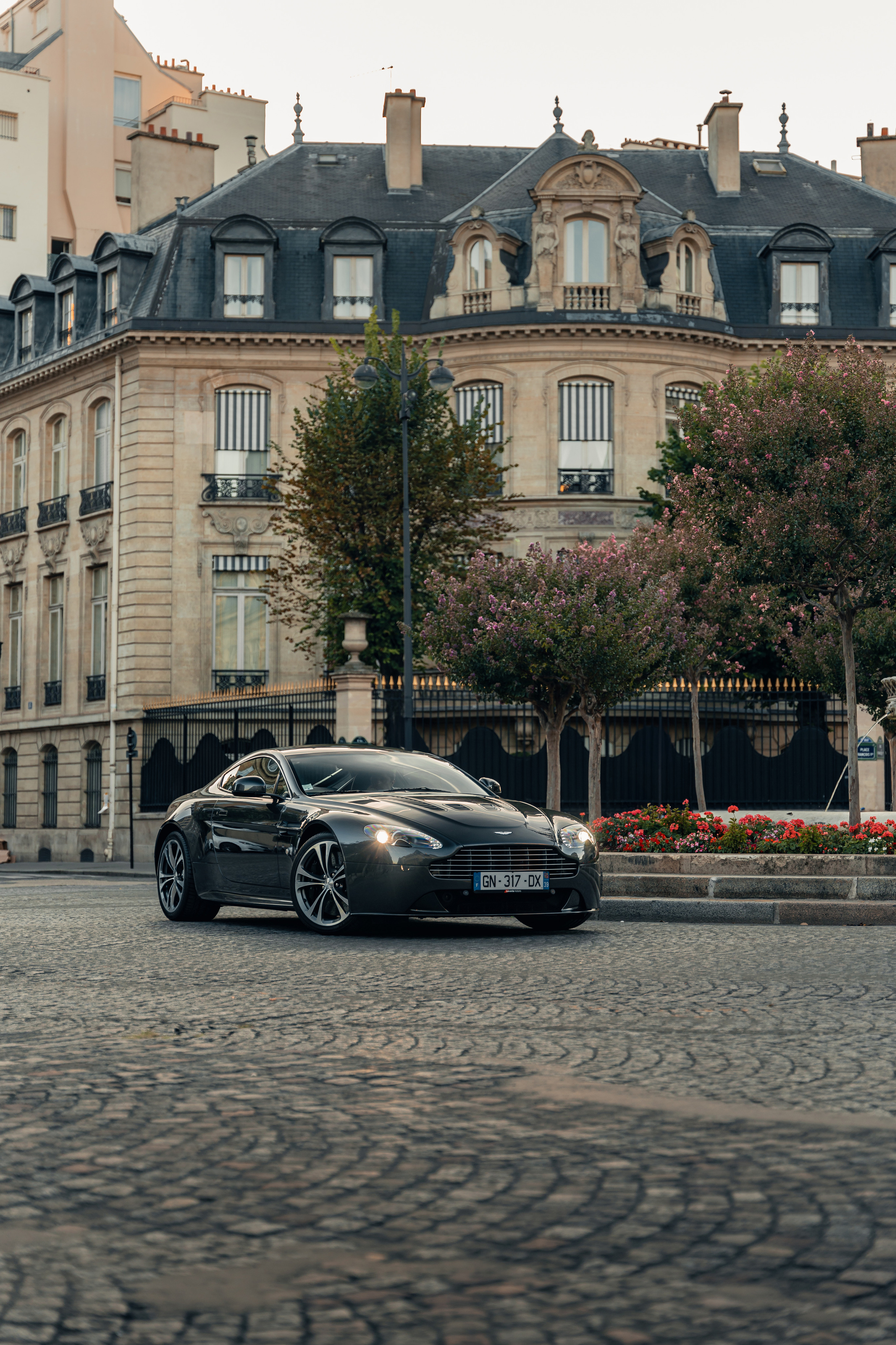 Aston Martin Vantage. Photographe de voitures à Paris — Vitalii Motruk