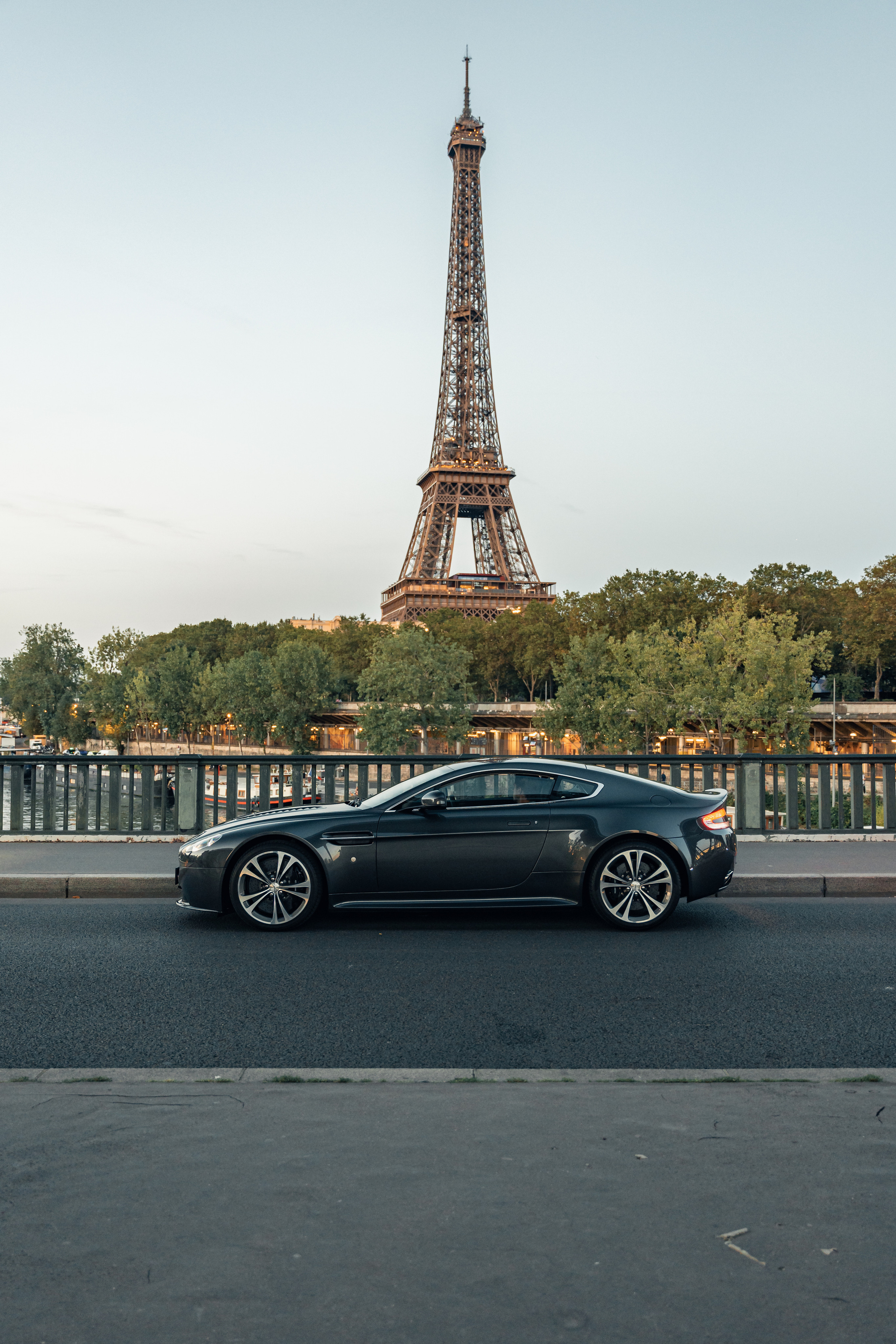 Aston Martin Vantage. Photographe de voitures à Paris — Vitalii Motruk