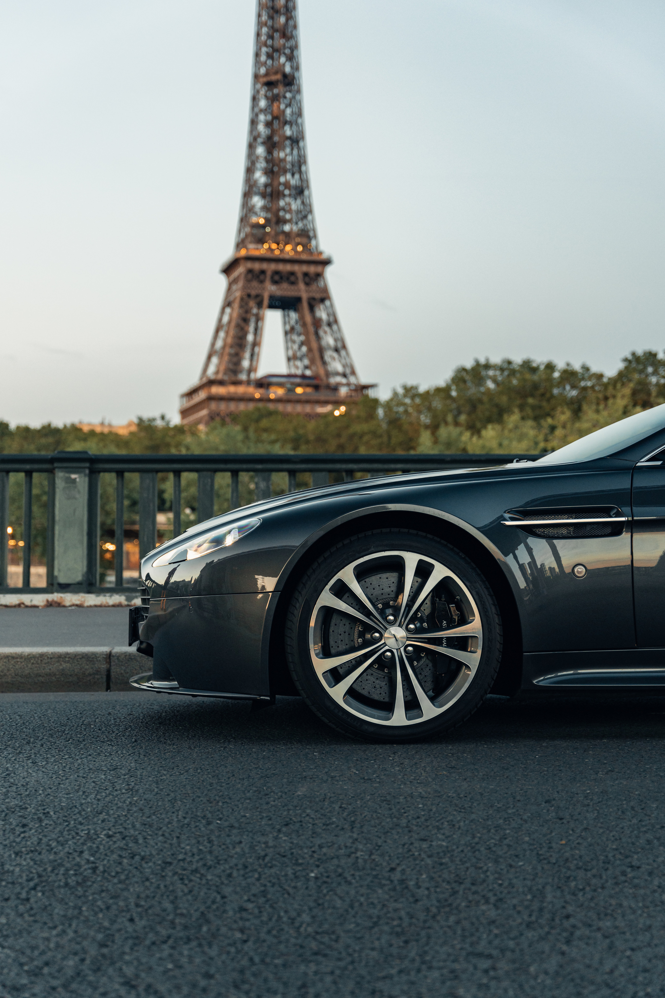 Aston Martin Vantage. Photographe de voitures à Paris — Vitalii Motruk