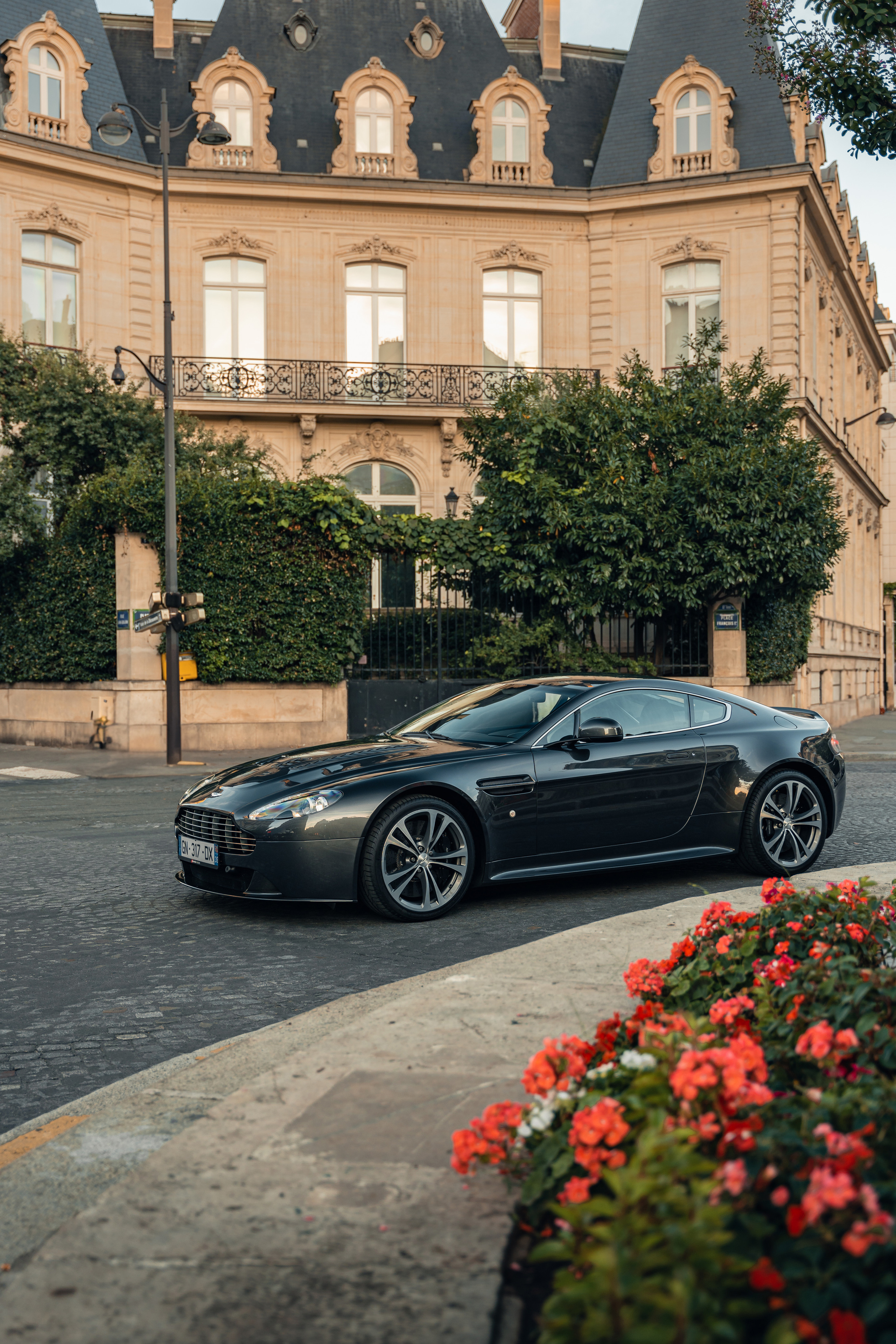 Aston Martin Vantage. Photographe de voitures à Paris — Vitalii Motruk