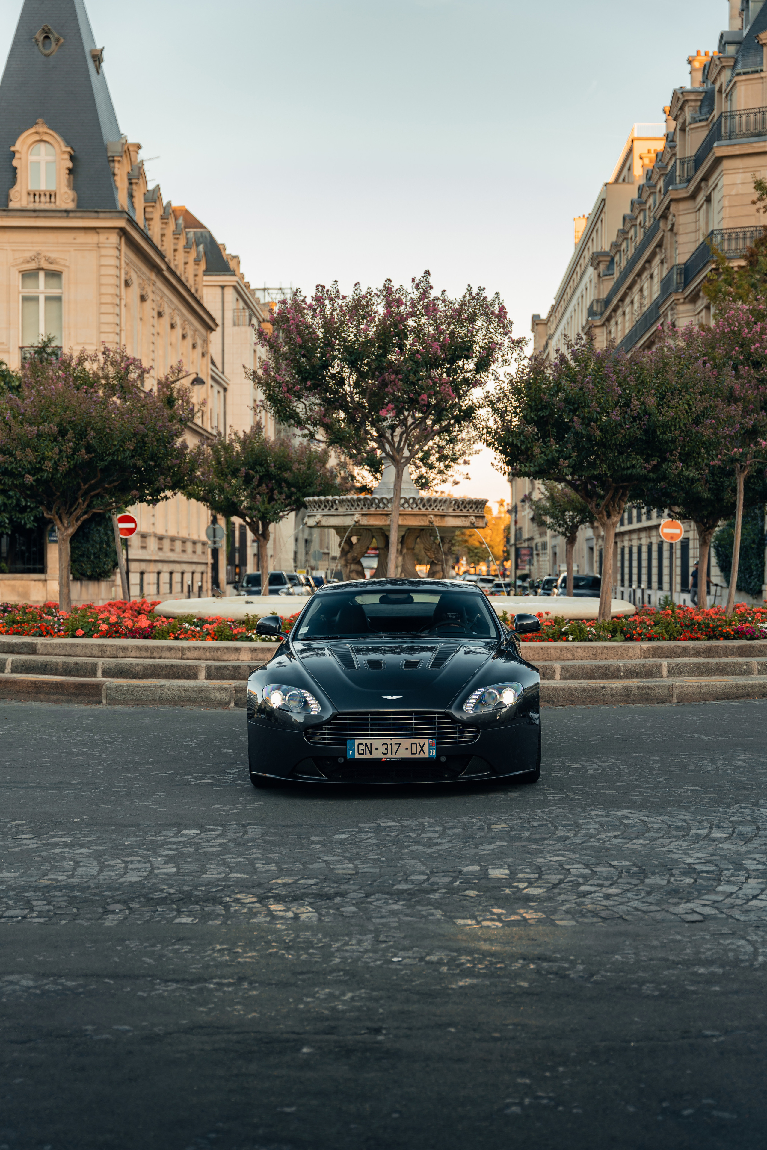 Aston Martin Vantage. Photographe de voitures à Paris — Vitalii Motruk