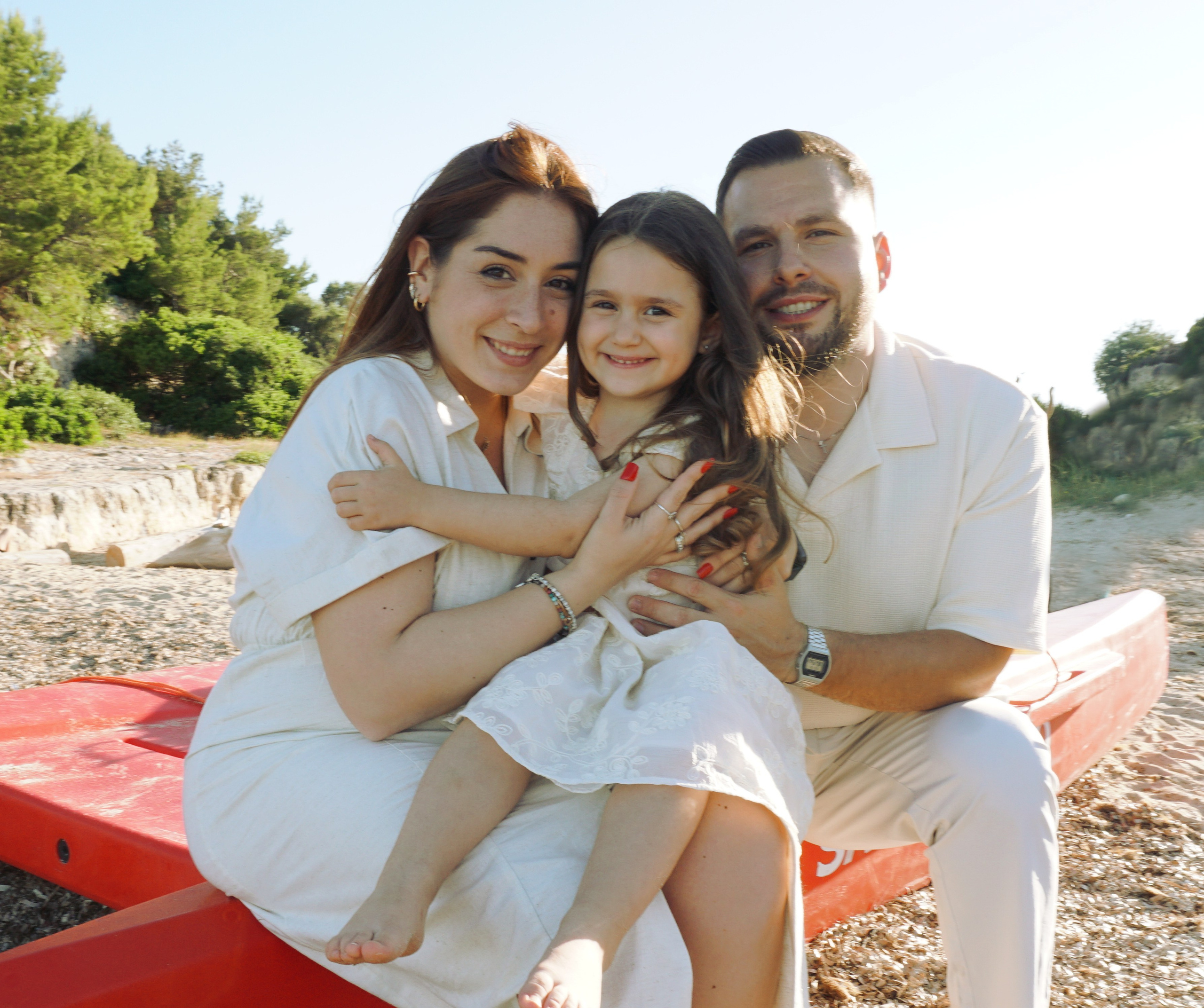 Famiglia che posa su un belvedere panoramico sopra la spiaggia di Polignano a Mare.