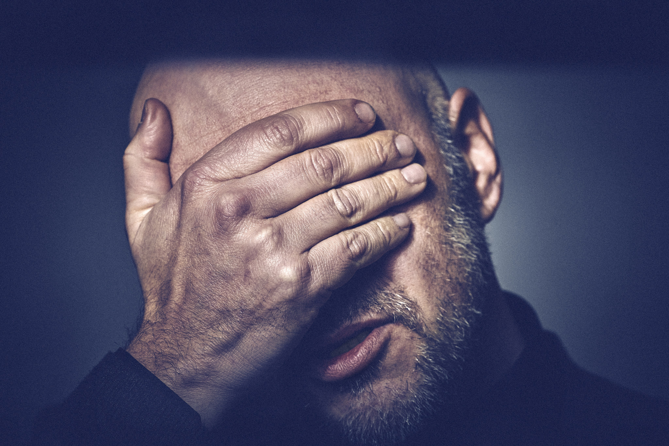 Portretowy fotograf Andriej Szypiłow - Spojrzenie na Kumpla w stylu Noir. Każdy z nas ma swoją ciemną stronę… Portret czarno-biały. BW. Black and White Portrait.