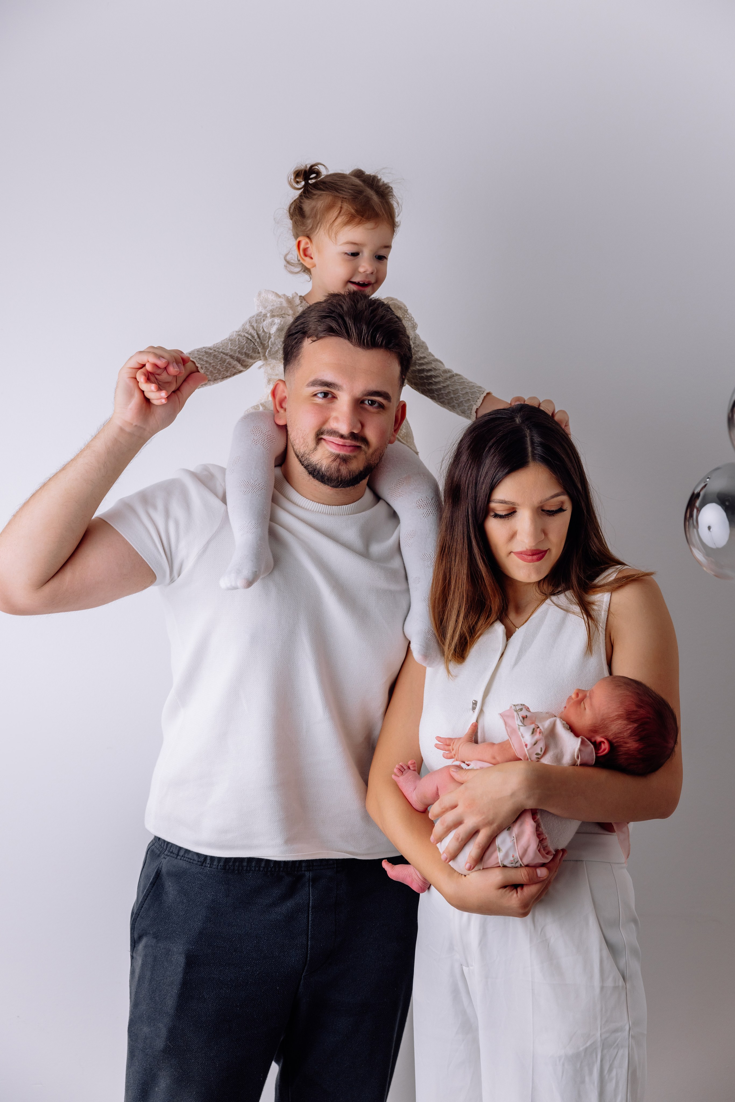 Zwei kleine Prinzessinnen mit Mama und Papa - Familienshooting zuhause. Hochzeitsfotograf München Taufe Familienfotograf Tanja Mauke