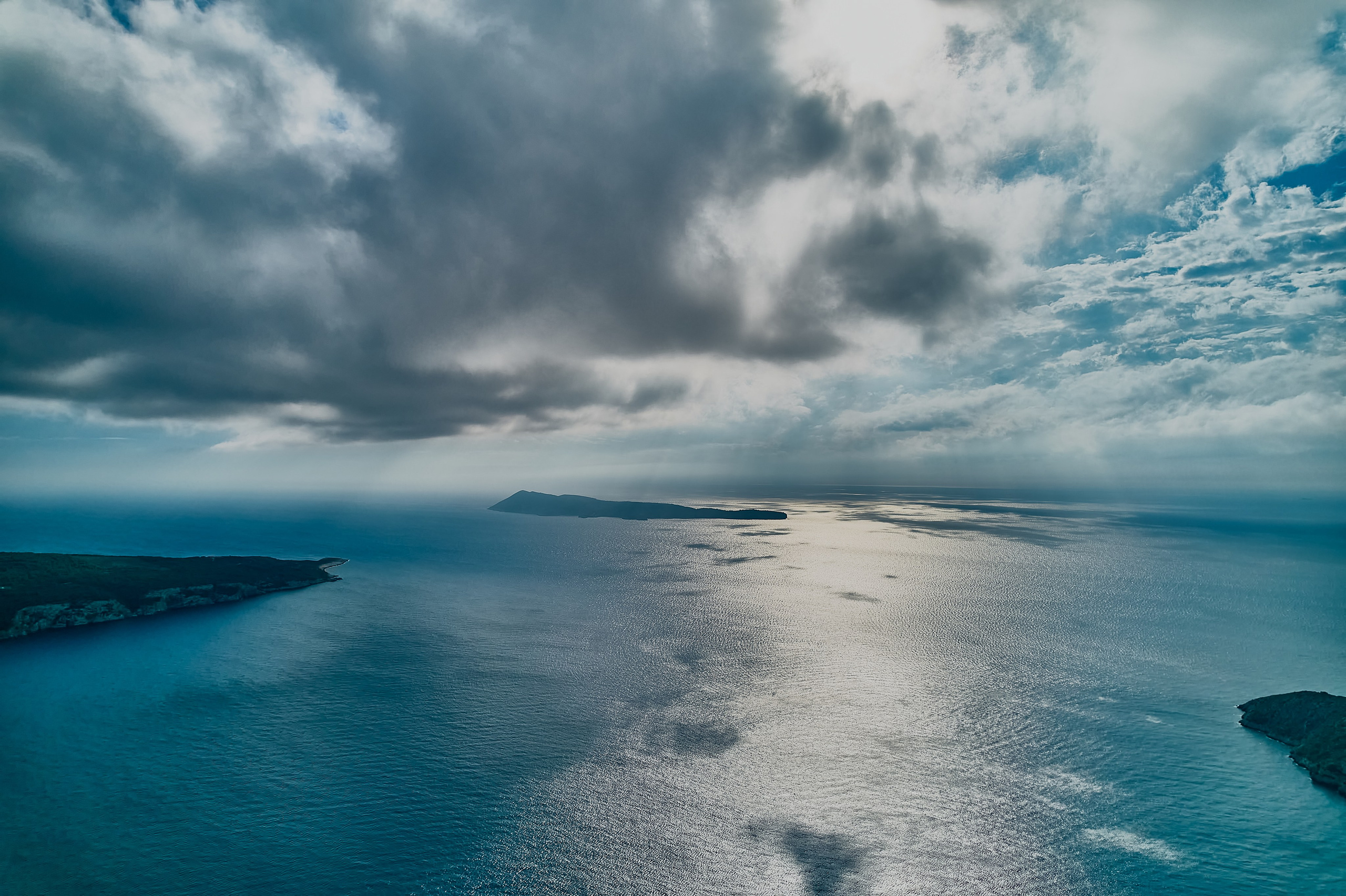 Andriej Szypiłow - fotografia i wideografia - Widok z lotu ptaka na zachód słońca w Komiży - na zachodnim brzegu pięknej i malowniczej wyspy Vis