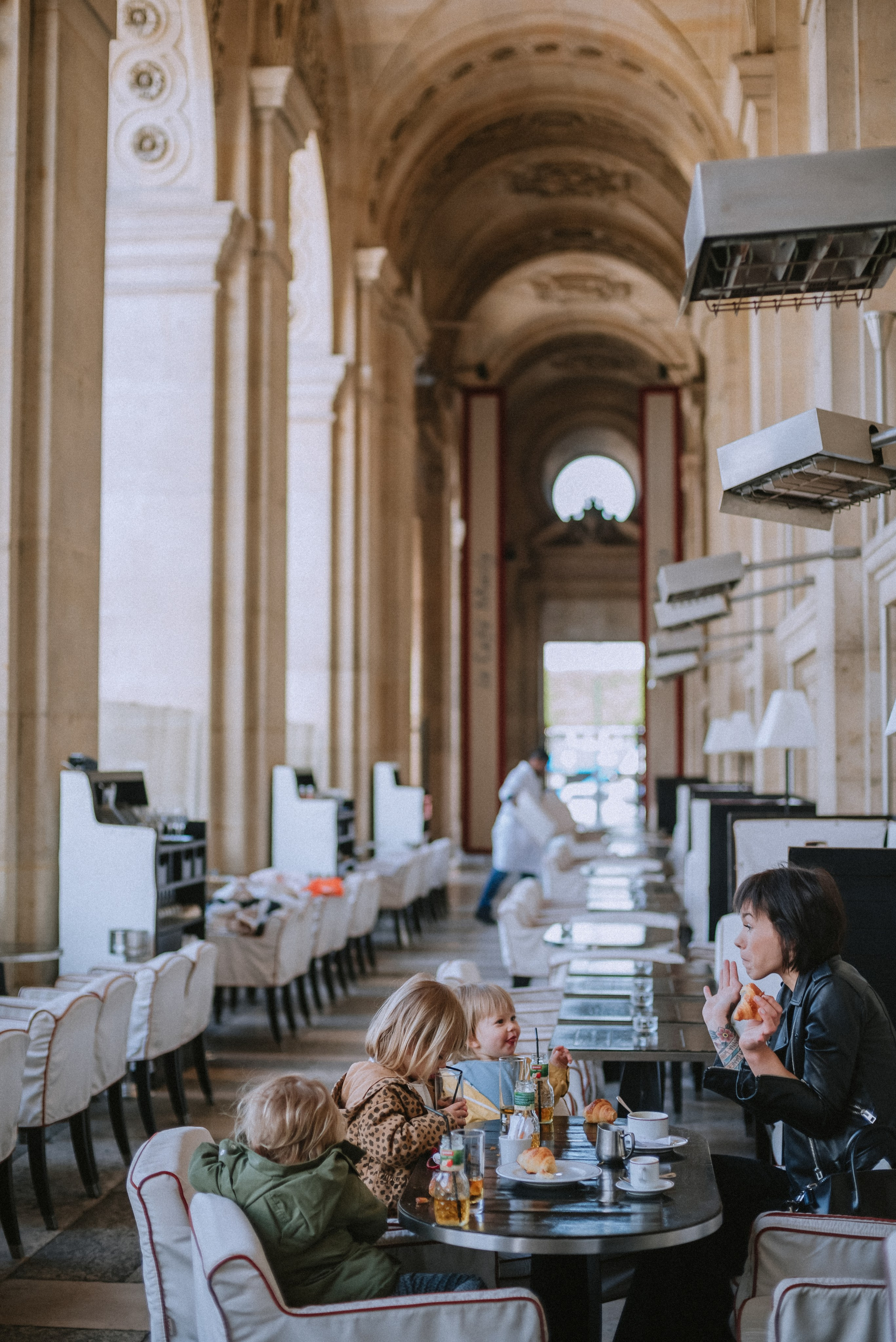 Lifestyle family walk in Tuileries Gardens. Ksenia Marchand/ Lifestyle photographer in Paris