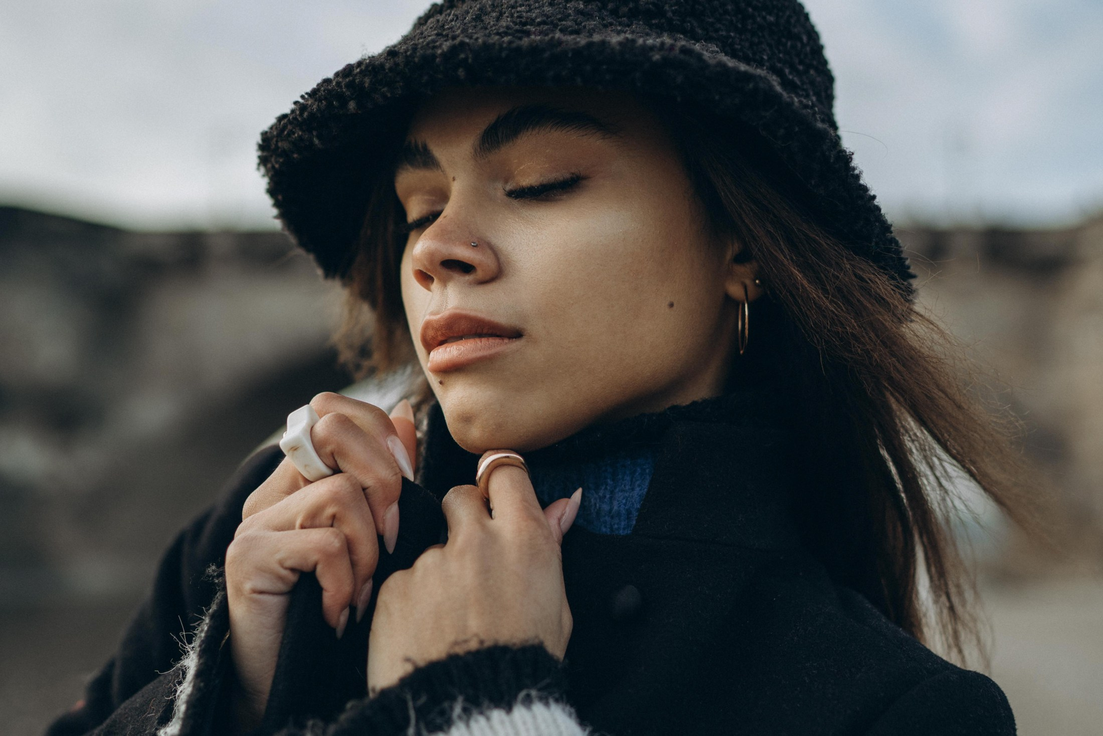 Nahaufnahme eines Gesichts mit geschlossenen Augen – stimmungsvolles Portrait