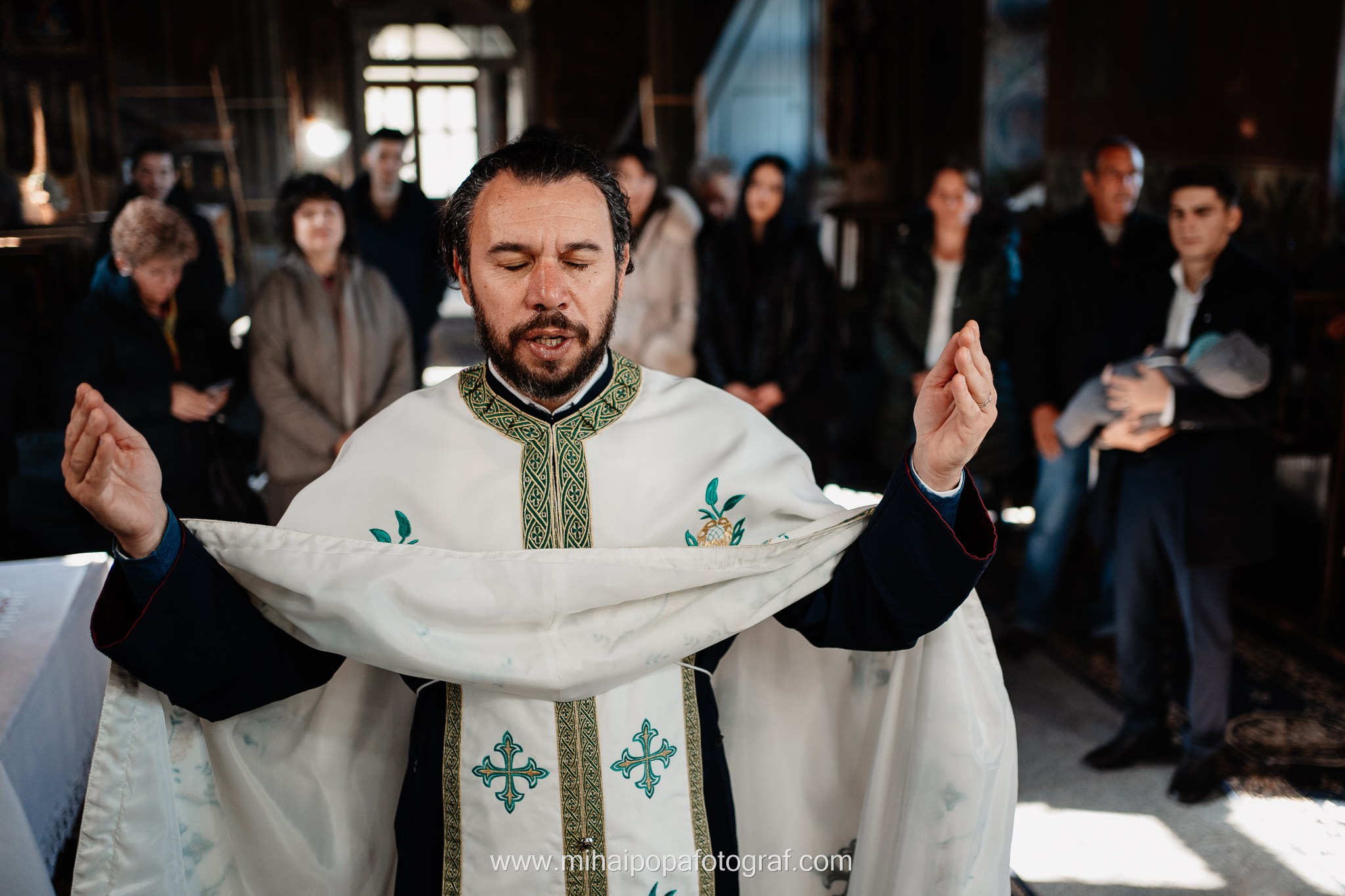 Instantaneu plin de tandrețe dintre părinți și bebeluș în ziua botezului, realizat în ilfov. Fotografie profesională de botez, capturând emoțiile autentice ale familiei într-un decor luminos și cald