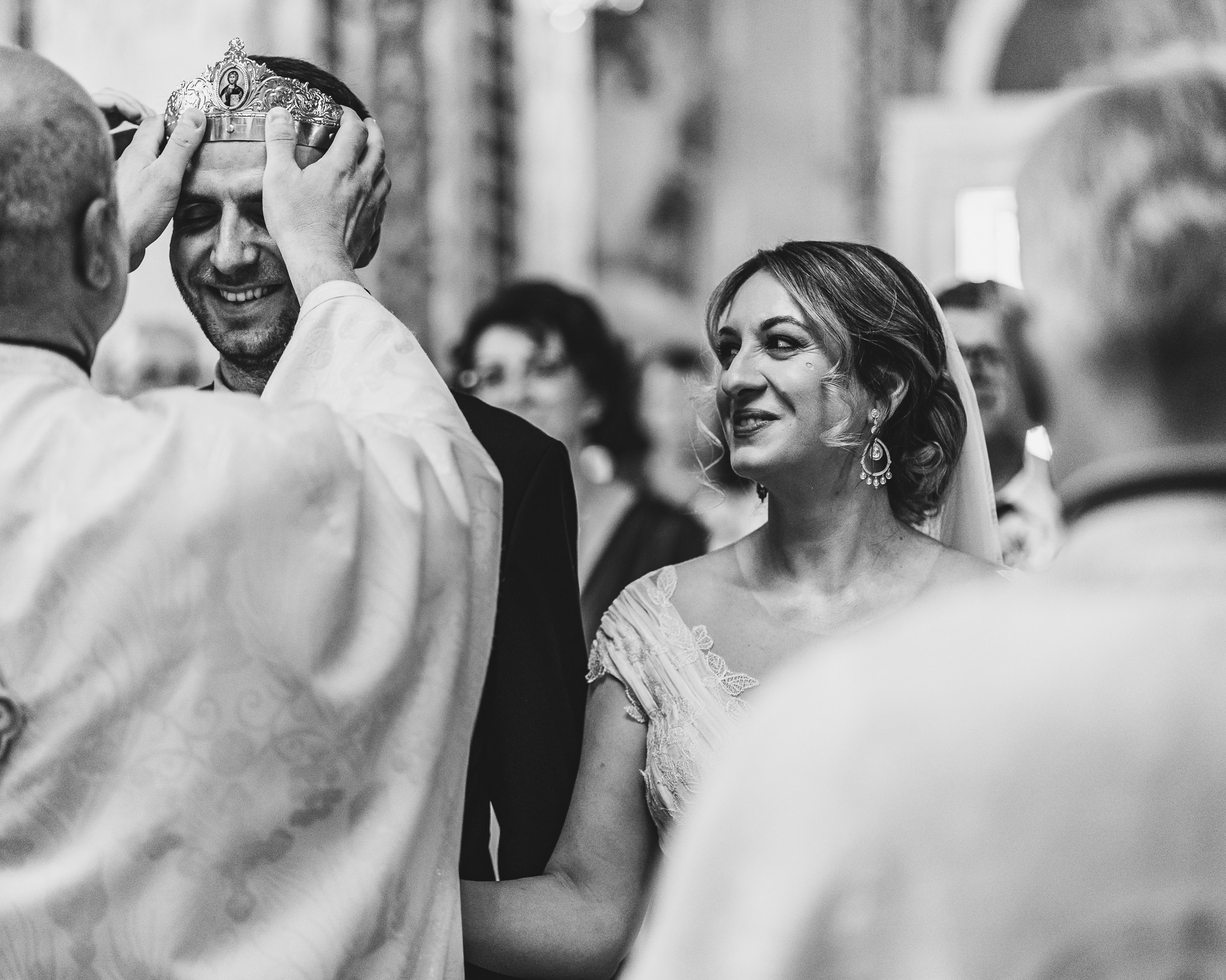 Moment emoționant între miri în ziua nunții, surprins într-un cadru natural și romantic, la Conacul din Livada. Fotografie de nuntă profesională, editată artistic pentru a evidenția emoția și eleganța evenimentului.