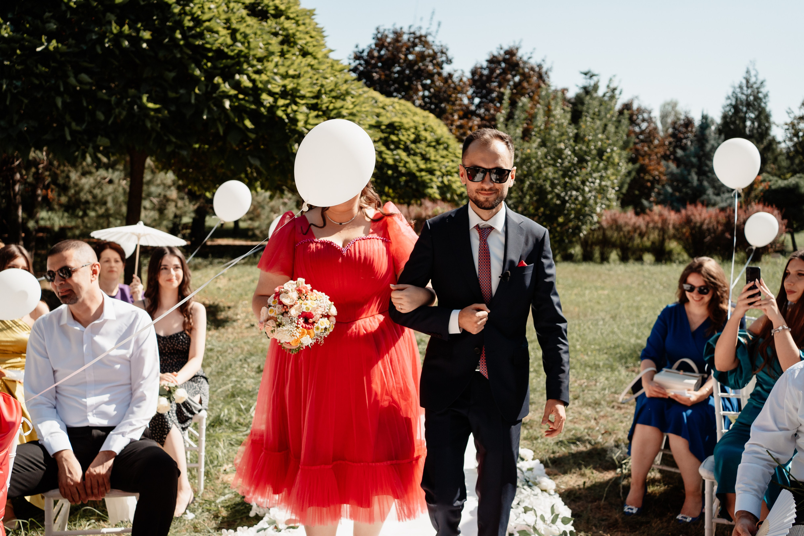 Miri fericiți în fața oficiului stării civile din Ploiesti, celebrând începutul unei noi vieți împreună. Fotografie de cununie civilă, capturând naturalețea și bucuria momentului special.