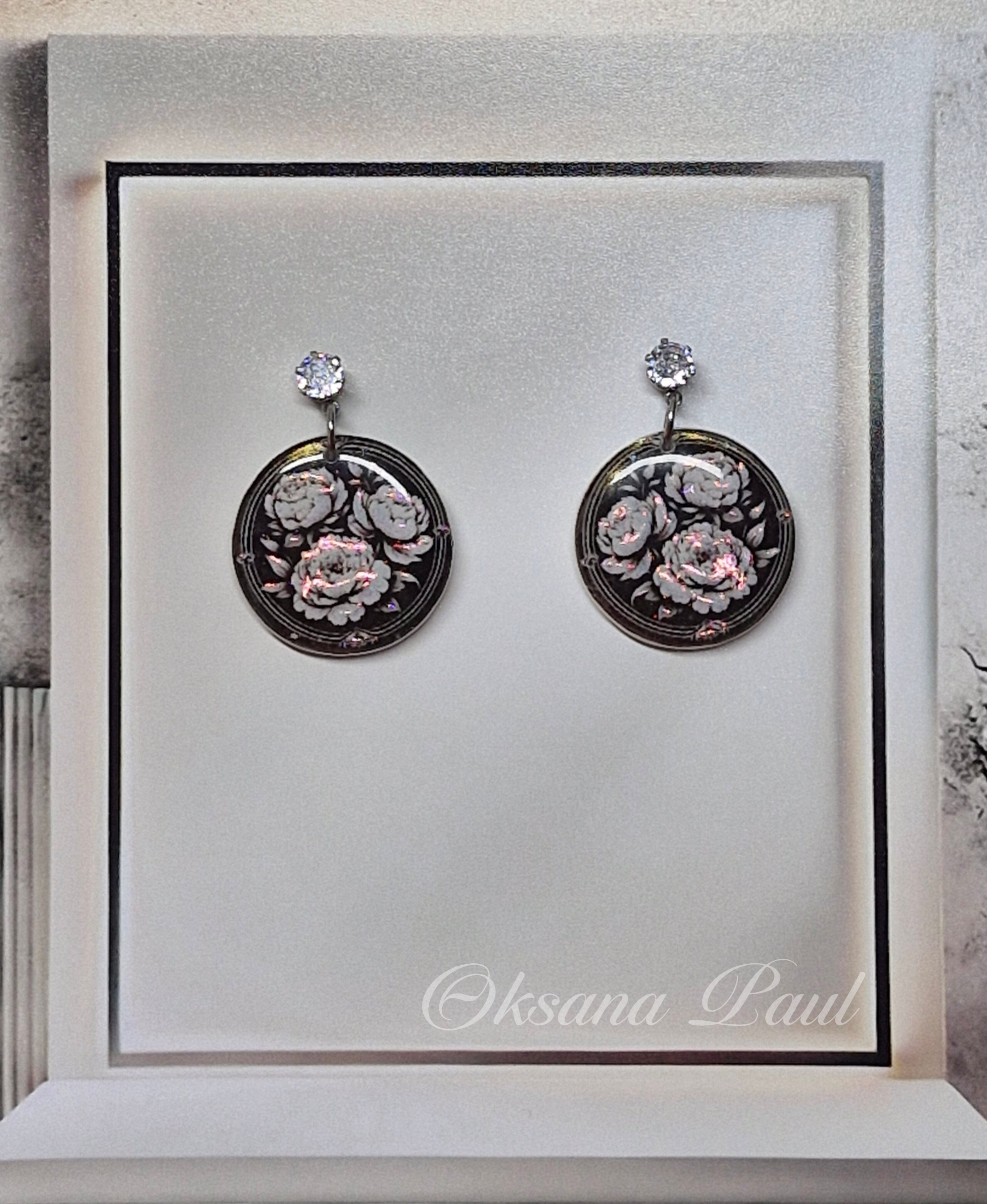 Украшения ручной лепки из полимерной глины с покрытием смолой: серьги, миниатюрные броши и арт-объекты с глянцевым блеском. Уникальные украшения Oksana Paul создаются вручную, с эффектом стеклянной поверхности, объёмными деталями и художественной подачей. Полимерная глина, смола, 3D-лепка, украшения из полимерной глины, серьги ручной работы, аксессуары ручной работы. Handgemachter Schmuck aus Polymer Clay mit Harzüberzug: Ohrringe, Miniaturbroschen und glänzende Kunstobjekte mit 3D-Effekt. Einzigartiger Schmuck von Oksana Paul – handgefertigt, mit gläserner Oberfläche, feinen Details und künstlerischem Ausdruck. Polymer Clay Schmuck, Harz Finish, handgemachte Ohrringe, Schmuckdesign, Kunstschmuck.