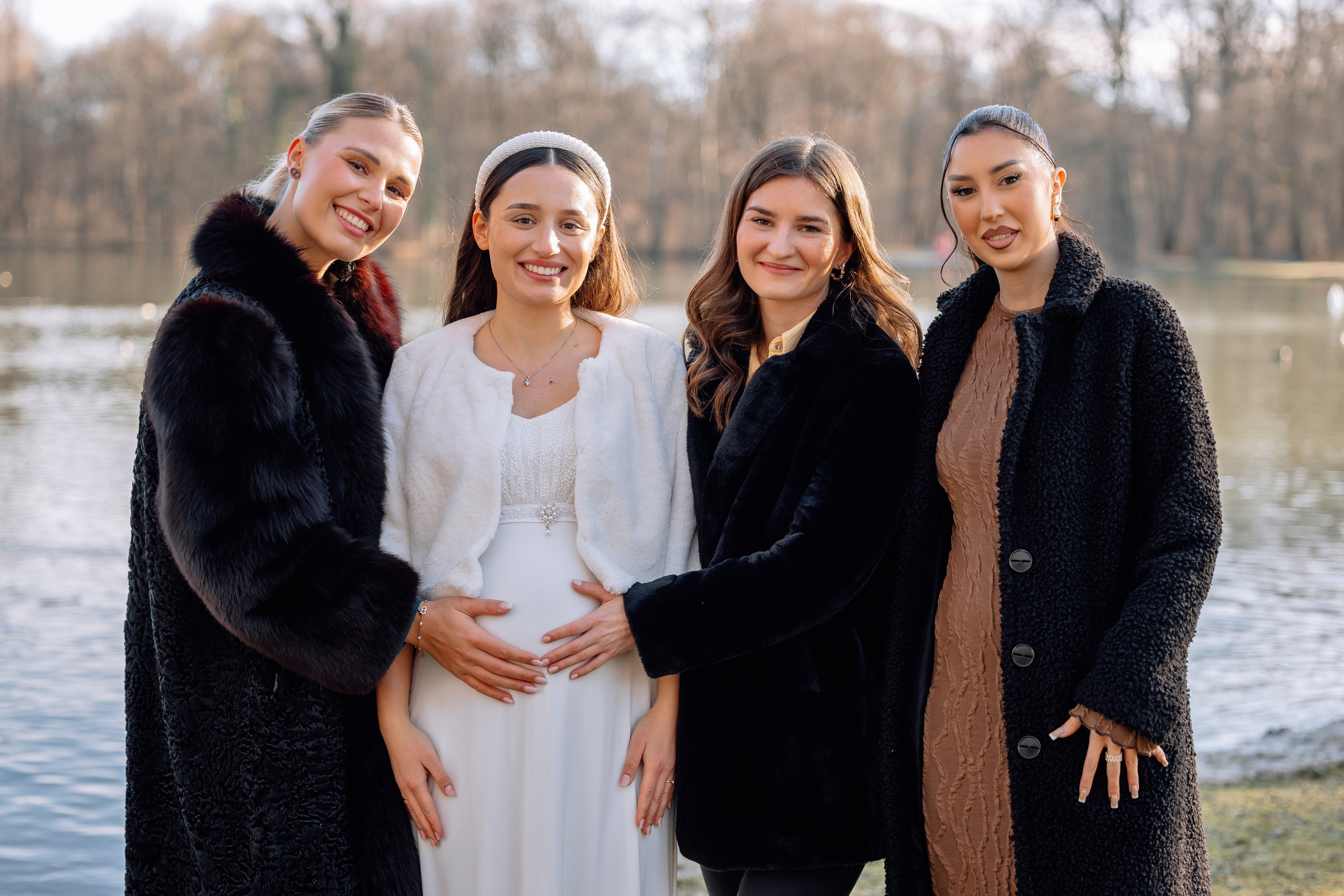 Braut berührt ihren Babybauch – liebevolle Geste Mandlstraße 14