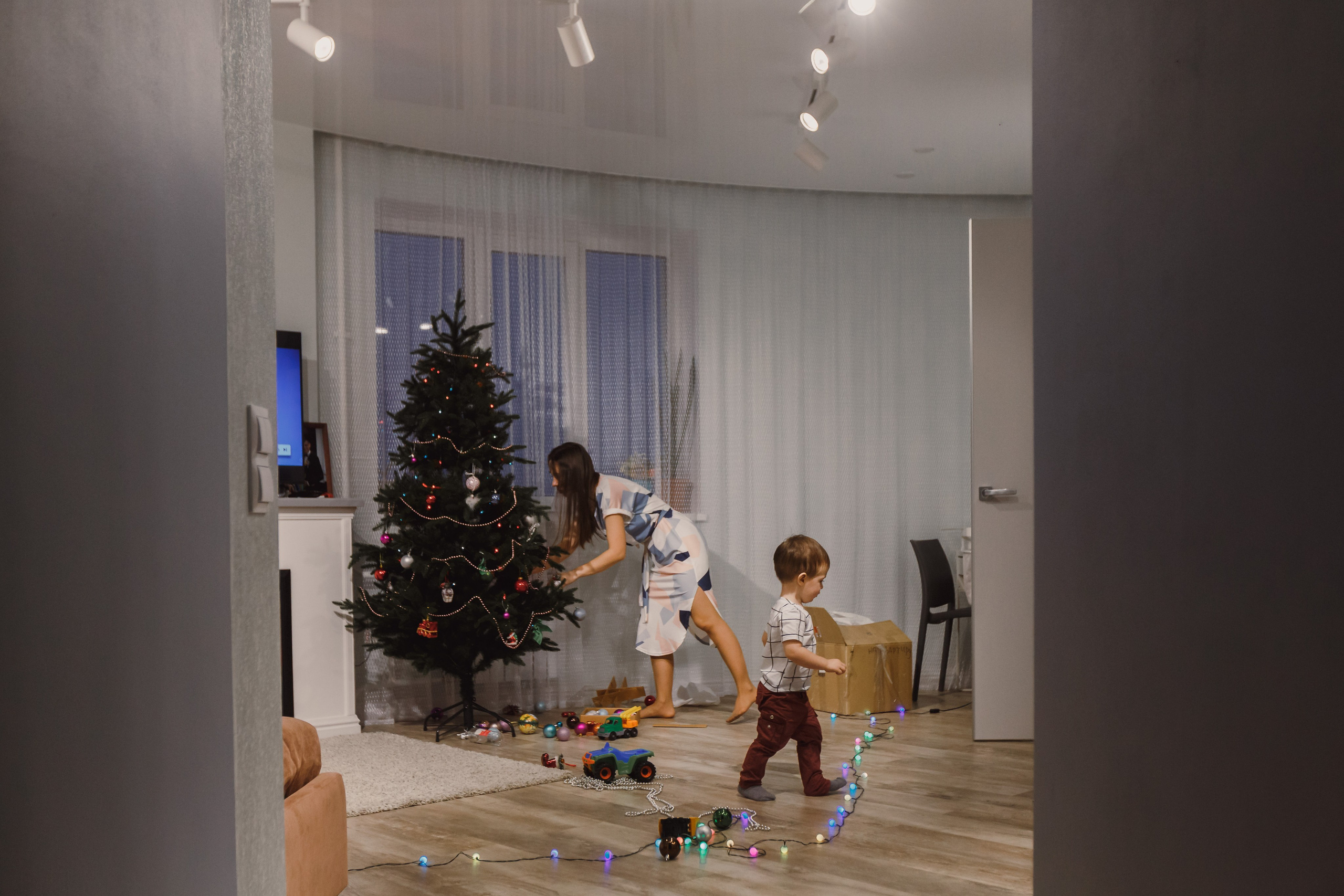 Padres con niños preparando galletas en casa. Fotógrafo de retrato, familia y reportajes en Valencia | España | Europa Vitalii Lumier
