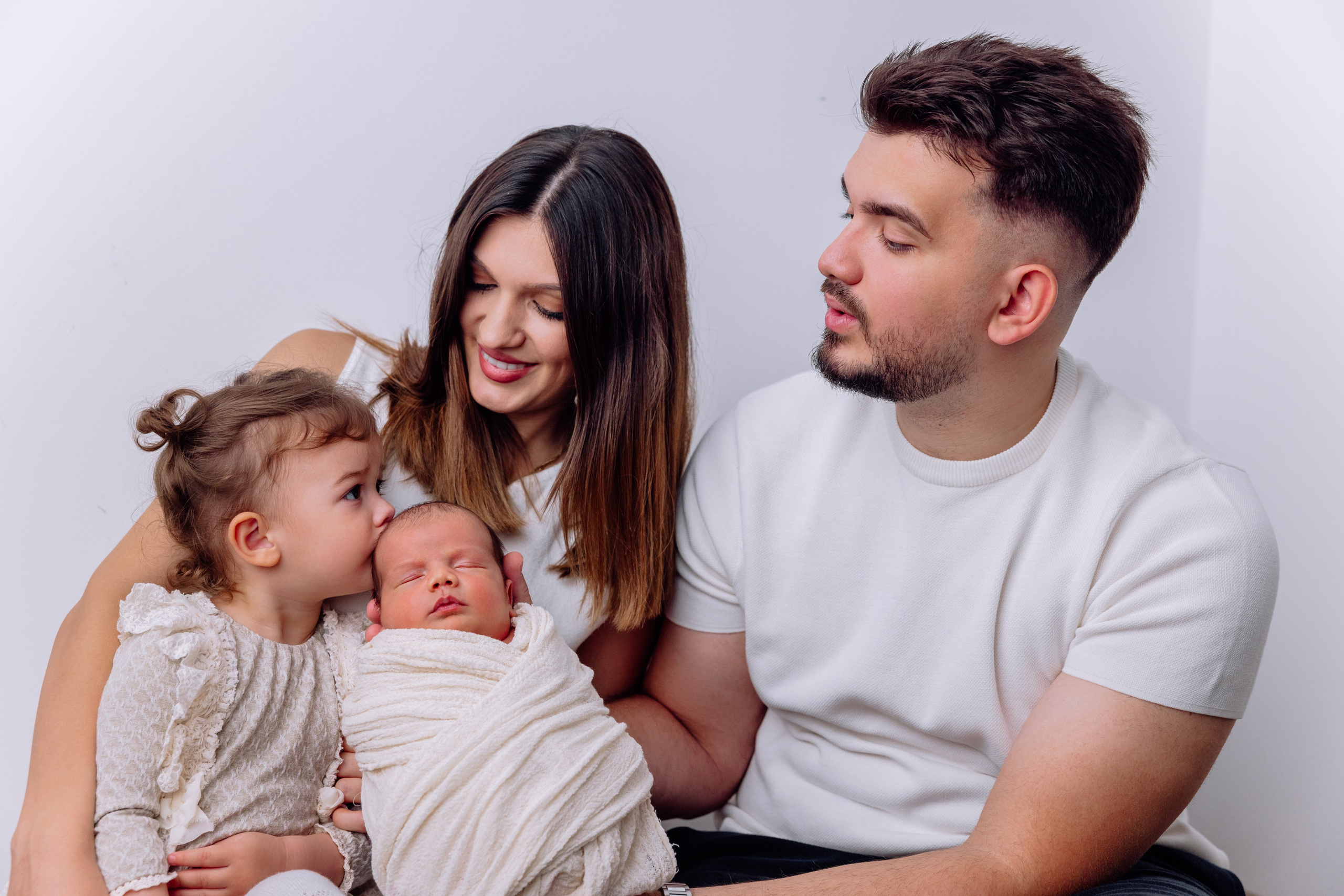 Neugeborenenfotografie München – Baby liegt friedlich in den Armen der Mutter