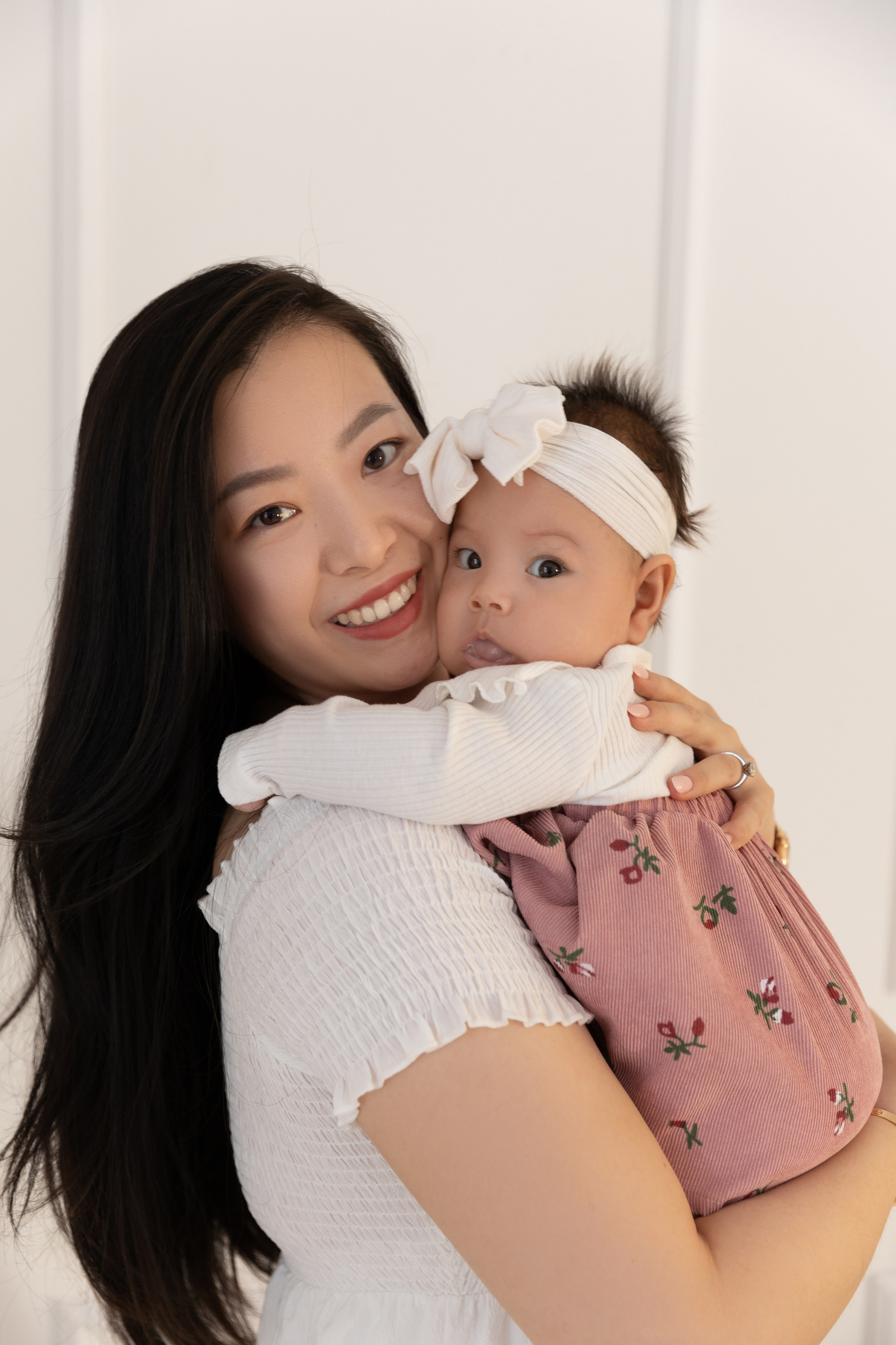 Babyfotografie in Hagen – liebevolle Aufnahme einer Mutter mit ihrem 3 Monate alten Kind im Studio JS Photography