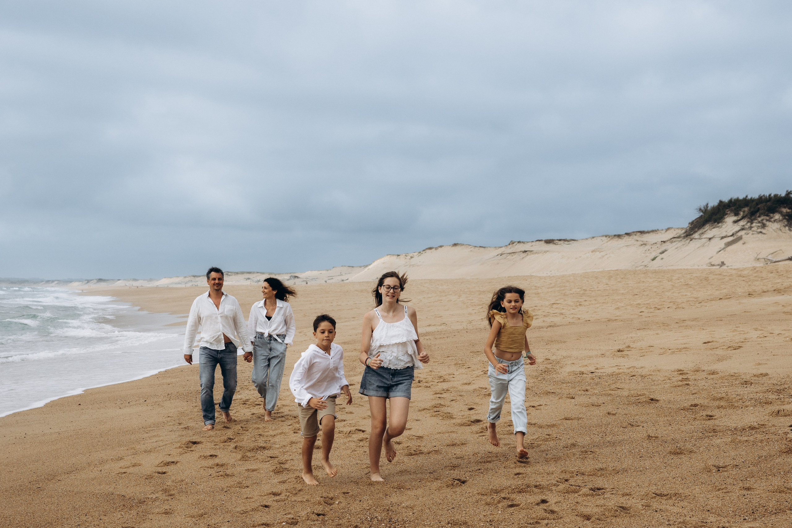 Family photoshoot by the ocean. Labenne Ocean Beach 2024. Eugenie Smirnova — wedding, corporate and lifestyle photographer in Toulouse and Southwest France