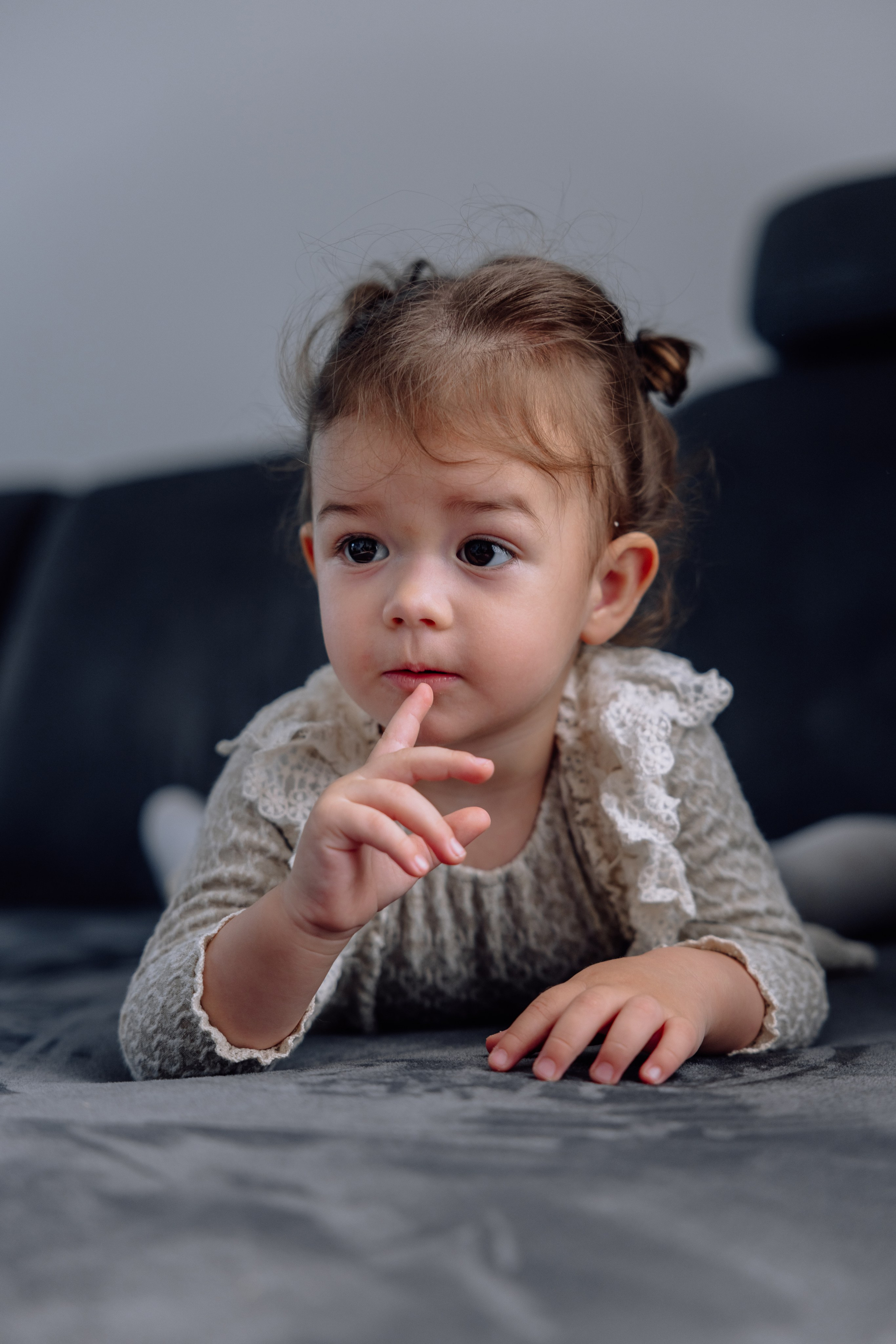 Zwei kleine Prinzessinnen mit Mama und Papa - Familienshooting zuhause. Hochzeitsfotograf München Taufe Familienfotograf Tanja Mauke