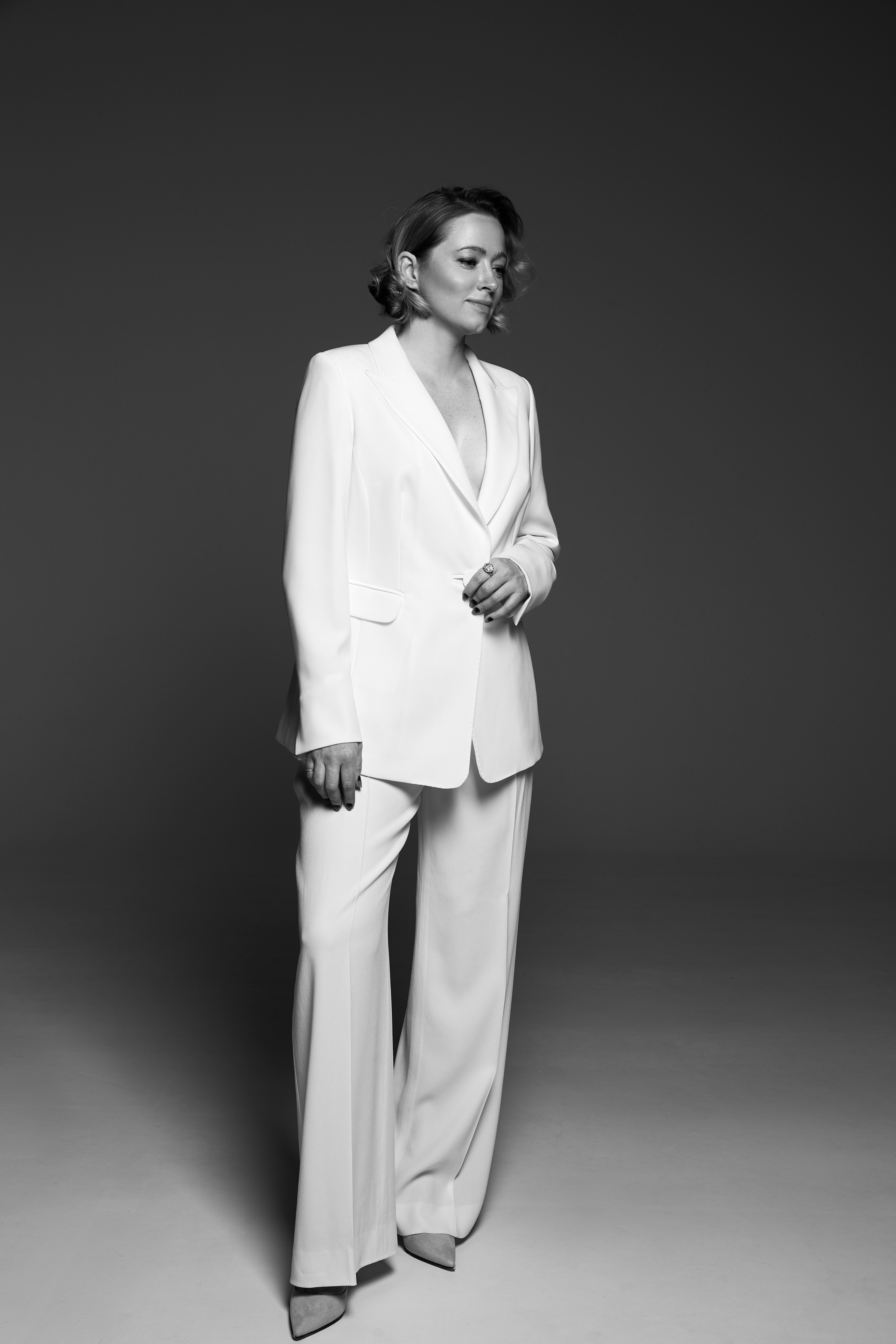Black and white full lenght portrait of a business woman in a studio, hard light , fotograf in Schweinfurt , Fotograf in Frankfurt, Fotograf in Würzburg, Modefotograf, Hochzeitsfotograf, Schweinfurt foto , Bayern Foto, Erlangen fotograf, Nuremberg fotograf , fotograf in der nähe , fotograf in München , fotograf in Regensburg, fotograf in meiner nähe, Schweinfurt foto, Schweinfurt Fotogeschäft, Schweinfurt fotoshooting, Schweinfurt Hochzeit , 
