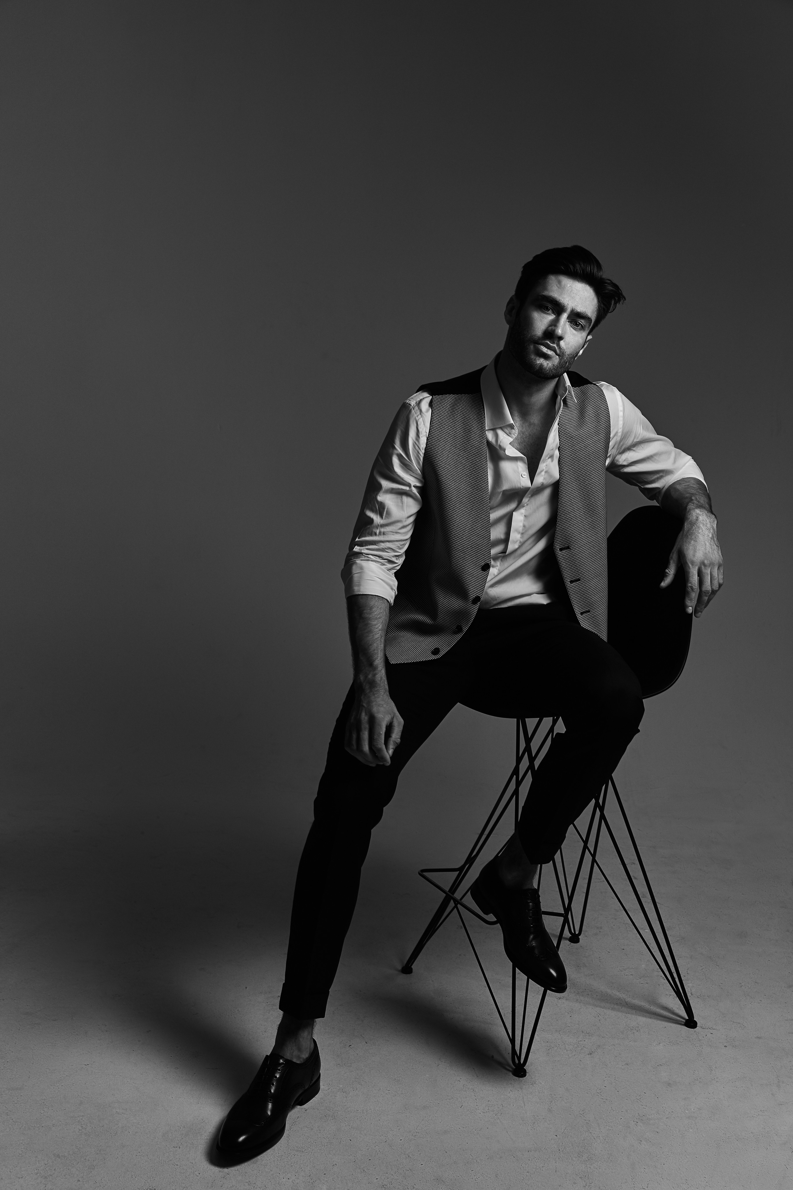 Black and white full lengh portrait , editorial photo, business handsome man, Black and white portrait of a man, Italy, romantic picture, Fotograf in Deutschland, Weiss und schwarz foto ,  fotograf in Schweinfurt , Fotograf in Frankfurt, Fotograf in Würzburg, Modefotograf, Hochzeitsfotograf, Schweinfurt foto , Bayern Foto, Erlangen fotograf, Nuremberg fotograf , fotograf in der nähe , fotograf in München , fotograf in Regensburg, fotograf in meiner nähe, Schweinfurt foto, Schweinfurt Fotogeschäft, Schweinfurt fotoshooting, Schweinfurt Hochzeit , 