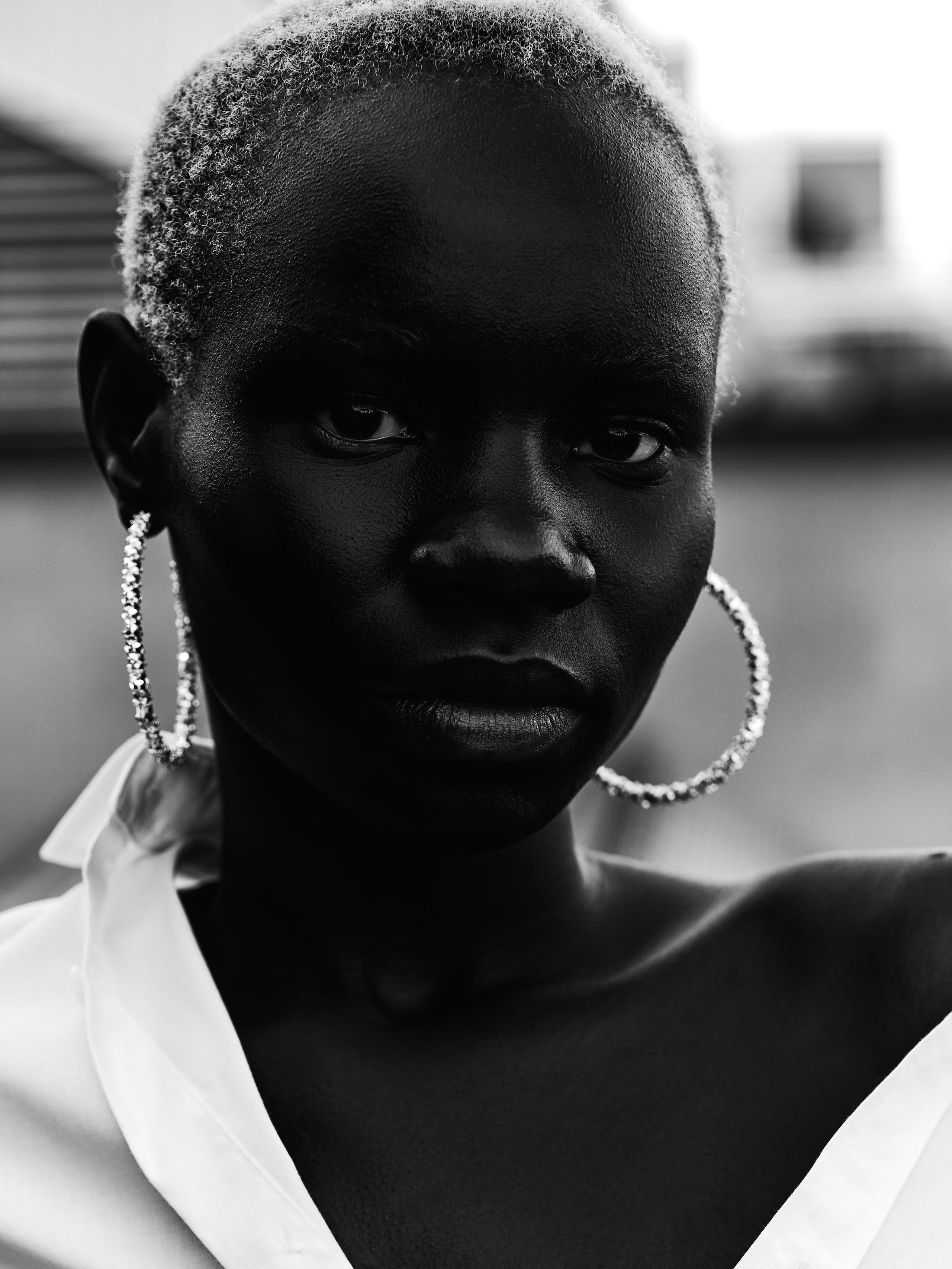 Black and white portrair of a black model, wearing white shirt and big earrings, Black and white portrait of a woman standing in Rome, Italy, romantic picture, Fotograf in Rome Italien, Weiss und schwarz foto ,  fotograf in Schweinfurt , Fotograf in Frankfurt, Fotograf in Würzburg, Modefotograf, Hochzeitsfotograf, Schweinfurt foto , Bayern Foto, Erlangen fotograf, Nuremberg fotograf , fotograf in der nähe , fotograf in München , fotograf in Regensburg, fotograf in meiner nähe, Schweinfurt foto, Schweinfurt Fotogeschäft, Schweinfurt fotoshooting, Schweinfurt Hochzeit , 