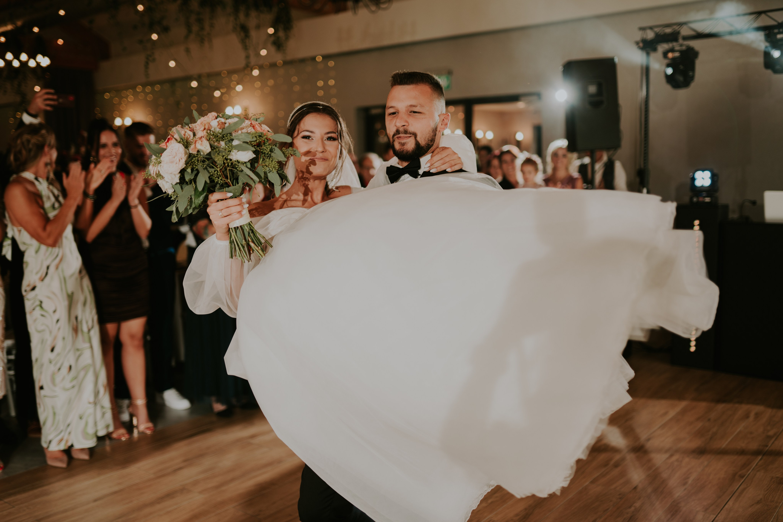 Sala Koralowa w Jaworzu: Opowieść o ślubie Nikoli i Kacpra. Karkowskafoto - fotografia miłości