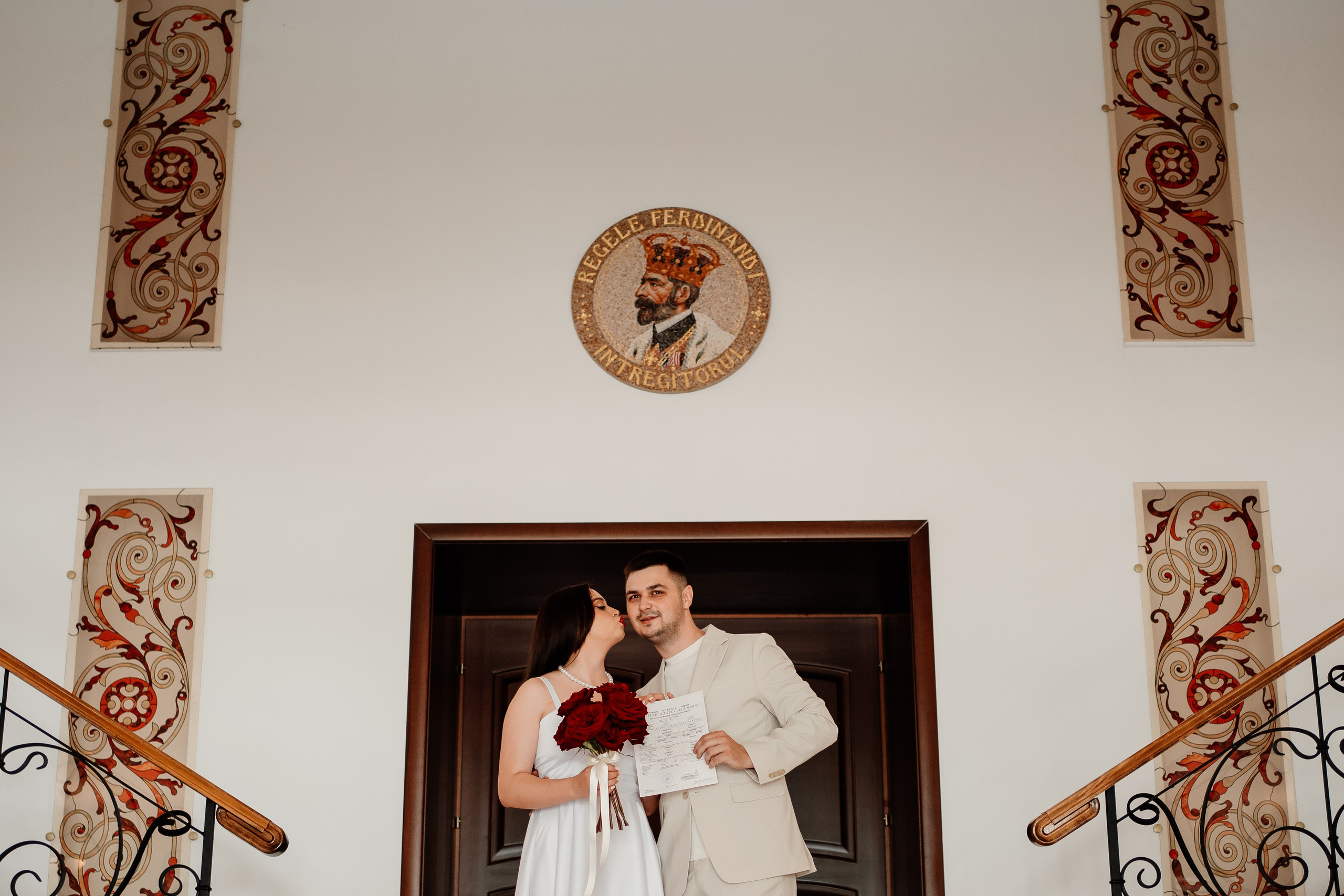 Miri fericiți în fața oficiului stării civile din Ilfov, celebrând începutul unei noi vieți împreună. Fotografie de cununie civilă, capturând naturalețea și bucuria momentului special.