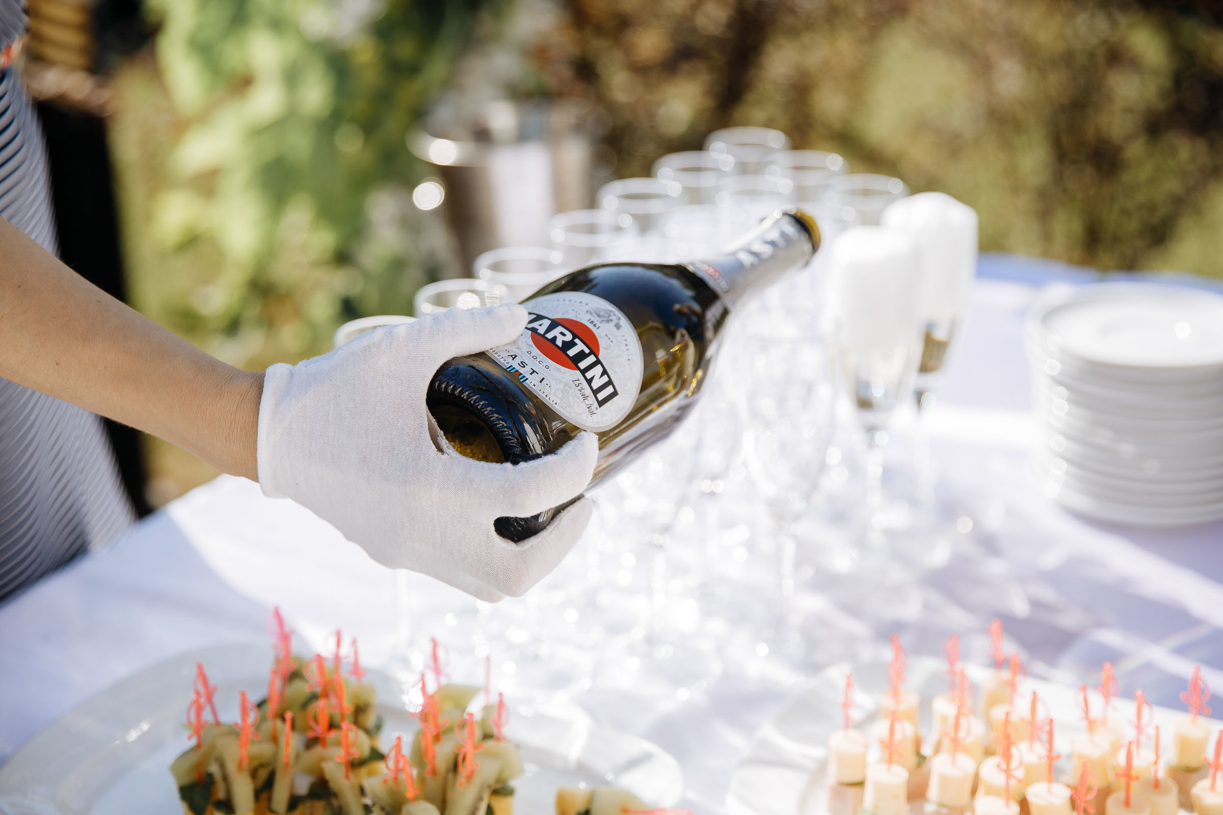 Champagne pouring, by Tanya Bogdan, Devon wedding photography.  