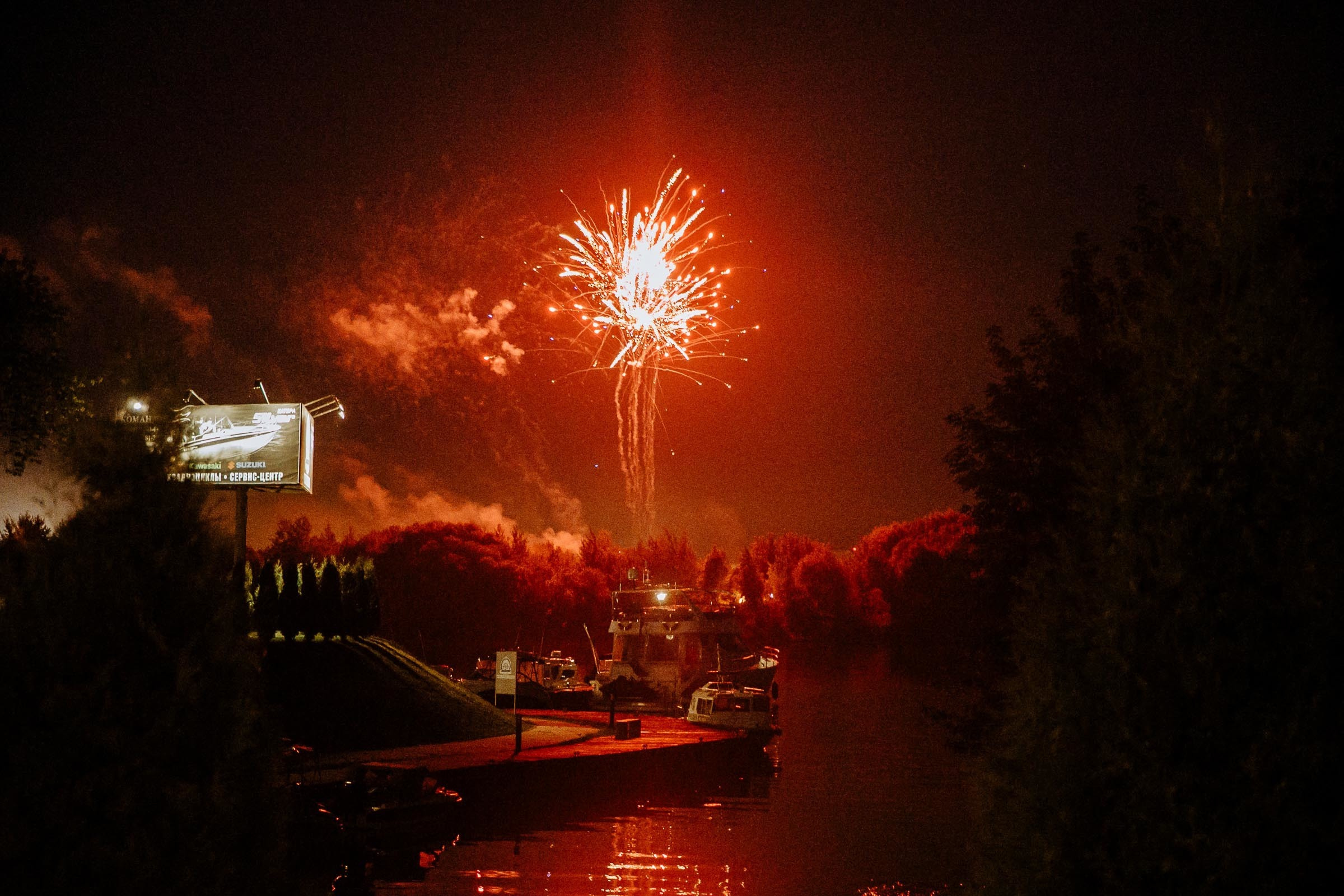 Ending with fireworks, by Tanya Bogdan, Bude editorial and reportage wedding photography.  