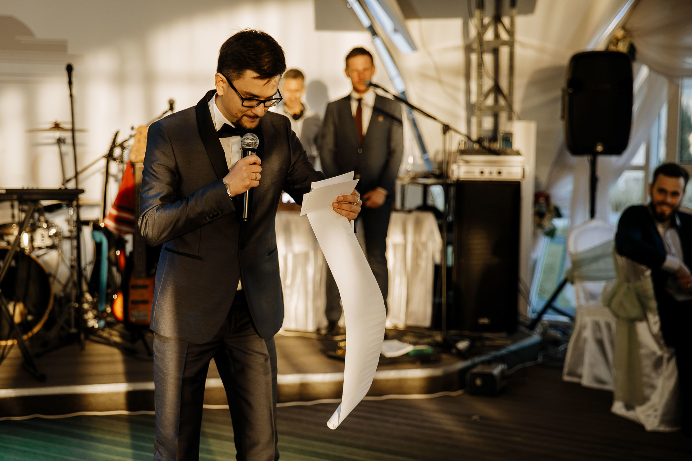 Wedding singer fun, by Tanya Bogdan, London wedding photographer.  