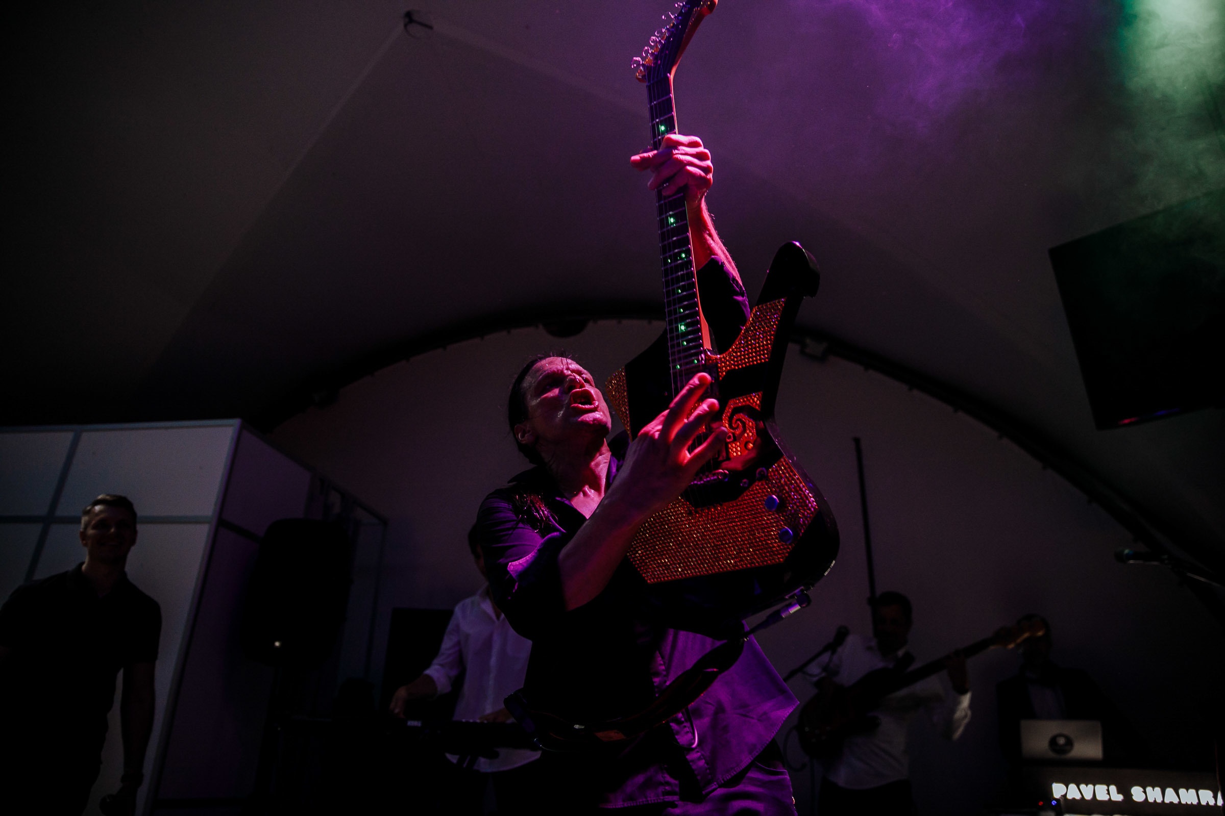 Wedding guitarist solo, by Tanya Bogdan, Cornwall wedding photographer.