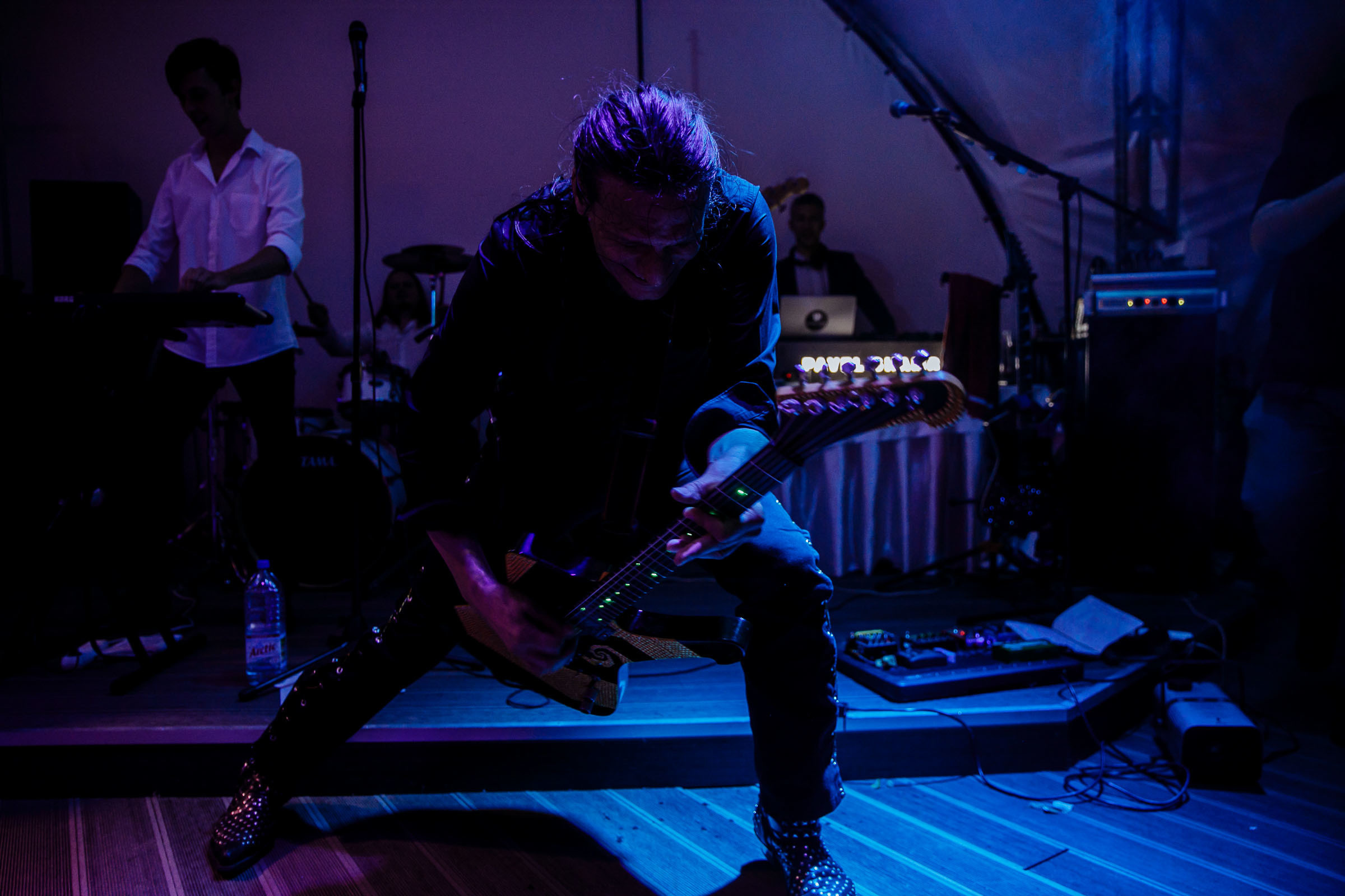 Guests on the dancefloor dancing to guitarist, by Tanya Bogdan, Cornwall wedding photographer.
