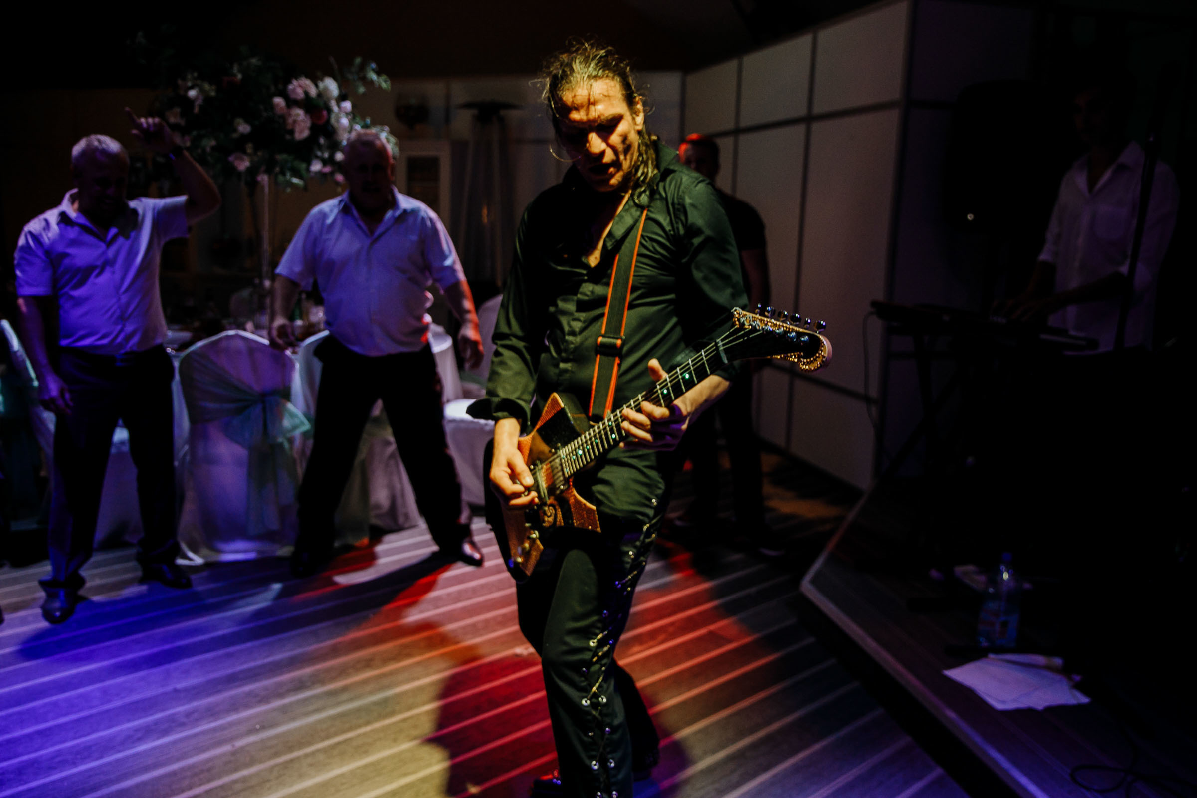 Wedding guitarist playing, by Tanya Bogdan, Cornwall wedding photographer.