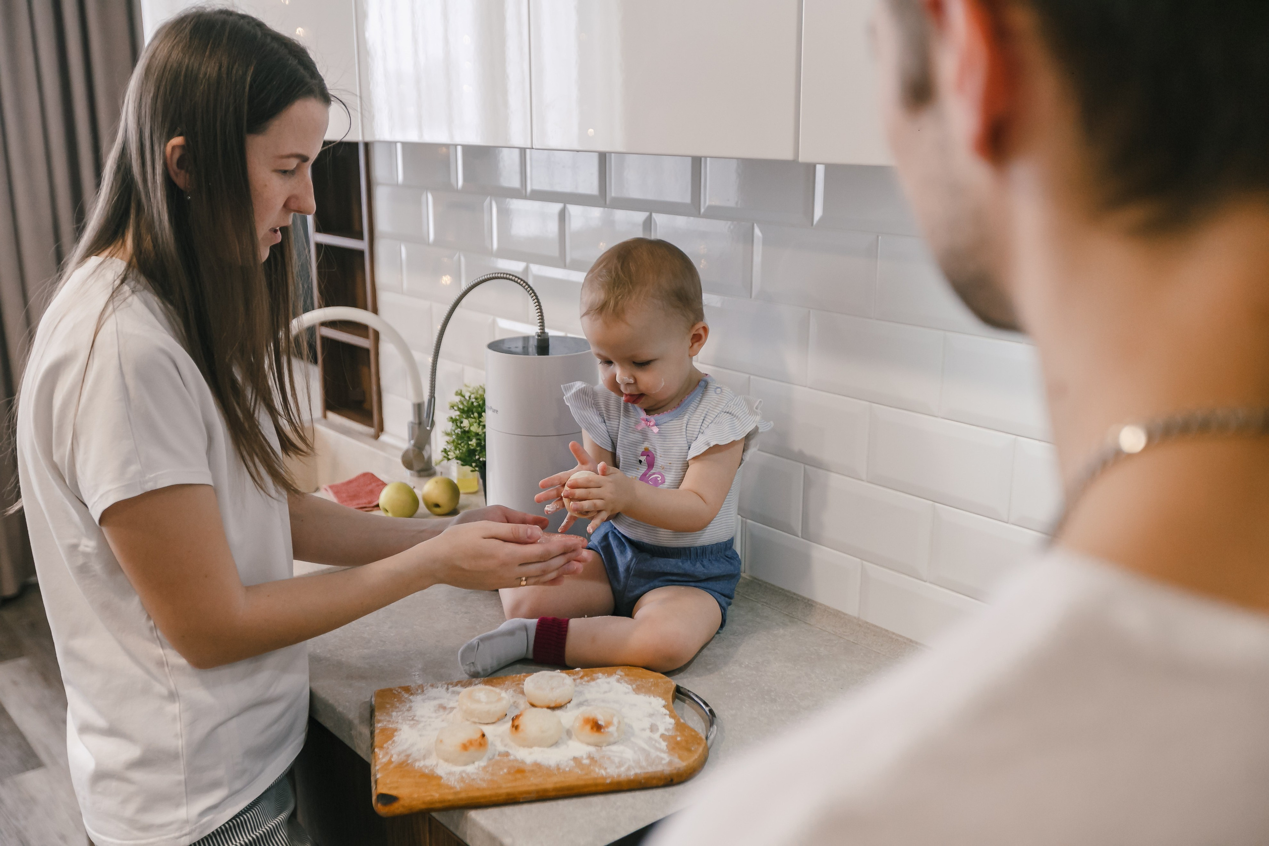 Sesión de fotos familiar en una casa acogedora