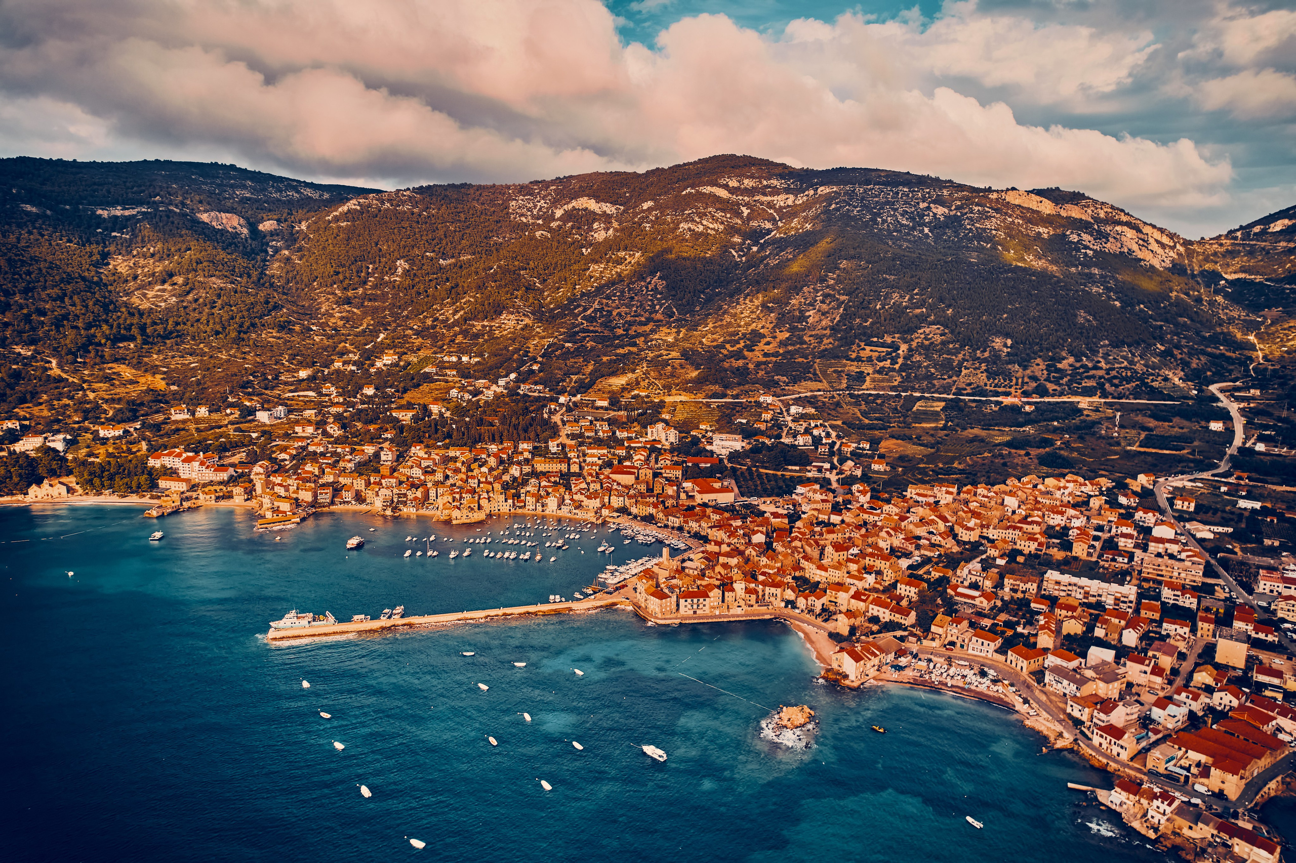 Andriej Szypiłow - fotografia i wideografia - Widok z lotu ptaka na zachód słońca w Komiży - na zachodnim brzegu pięknej i malowniczej wyspy Vis